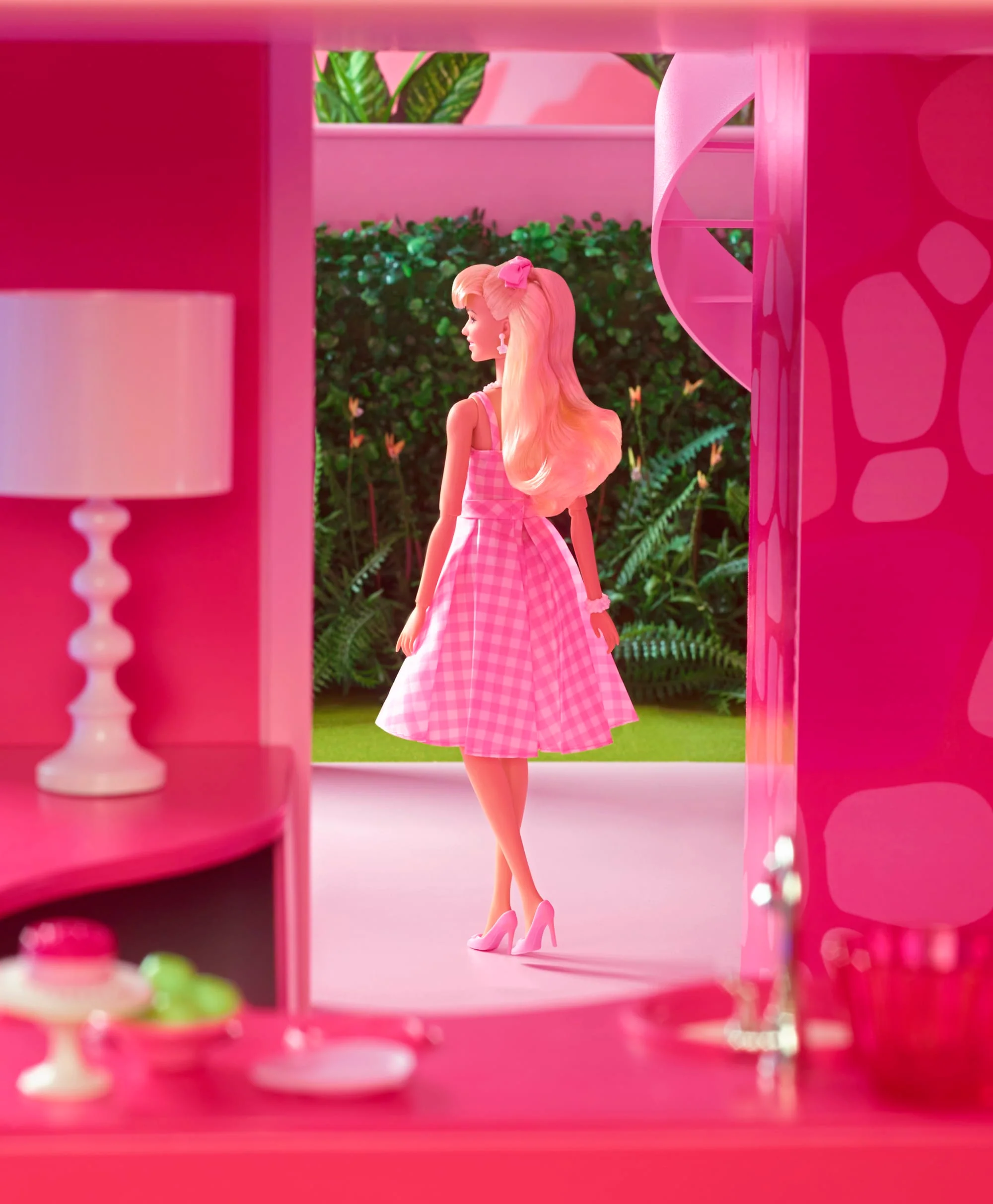 Barbie The Movie Collectible Doll, Margot Robbie As Barbie in Pink Gingham Dress - Image 9
