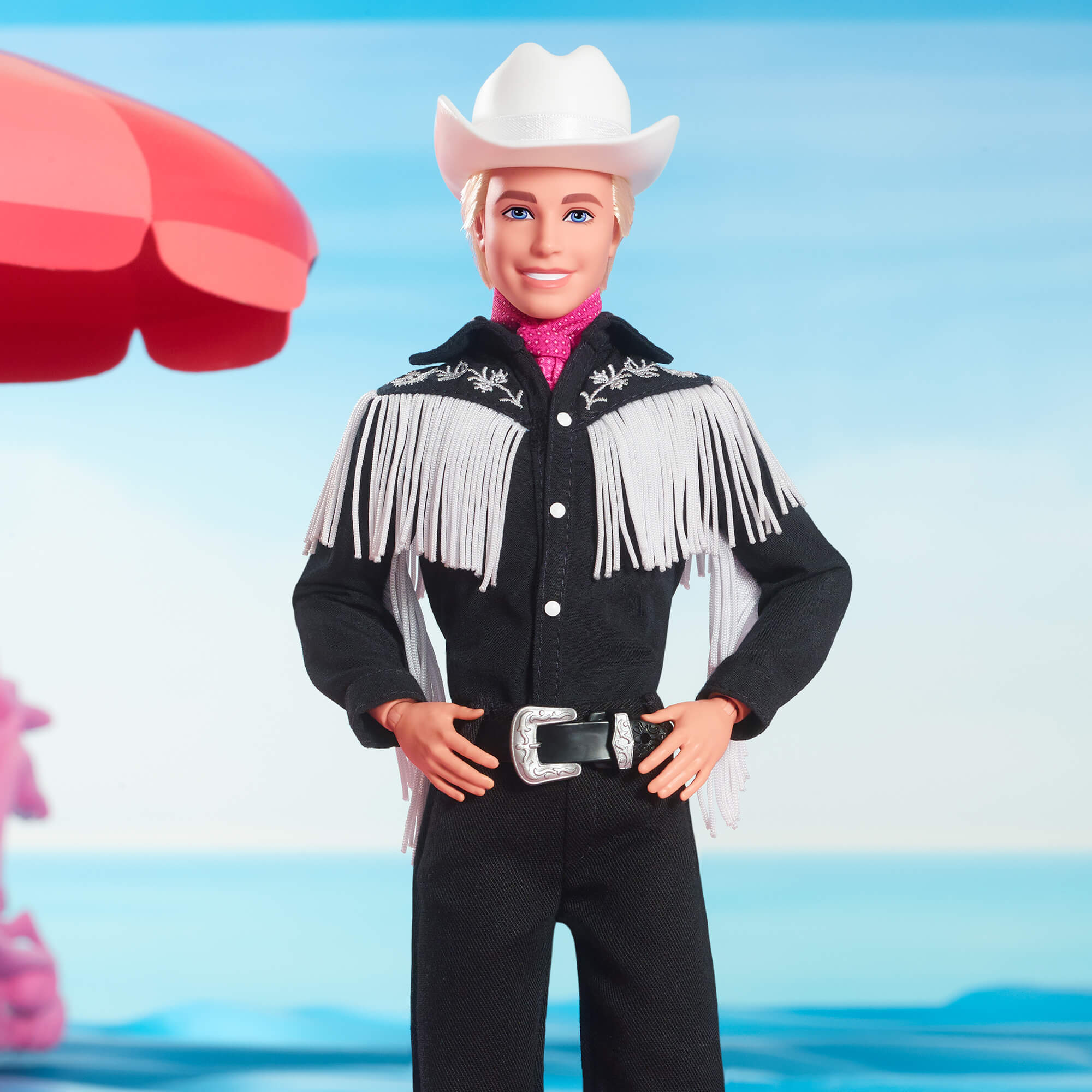 Barbie Le Film Poupée Ken À Collectionner Inspirée Du Film Barbie, Avec Tenue Noire À Franges Blanches, Chapeau Et Bottes De Cowboy De Couleur Blanche Et Bandana Rose - Image 8