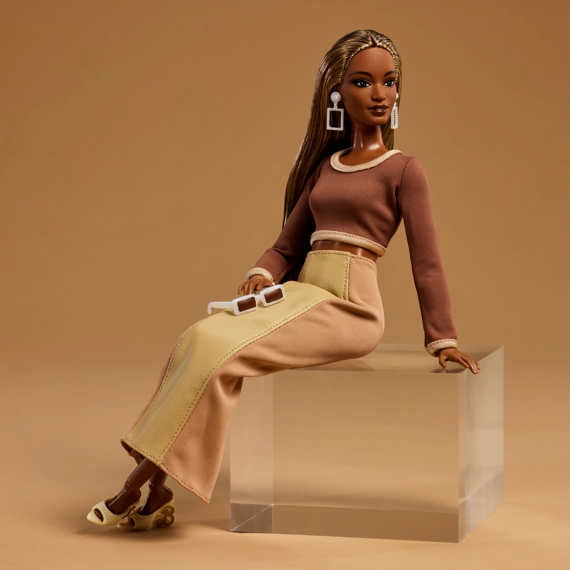 Barbie You Create Barbie Basics Neutral Kit 002, Muñeca De Moda Personalizable Y Ropa De Talla Universal - Image 3
