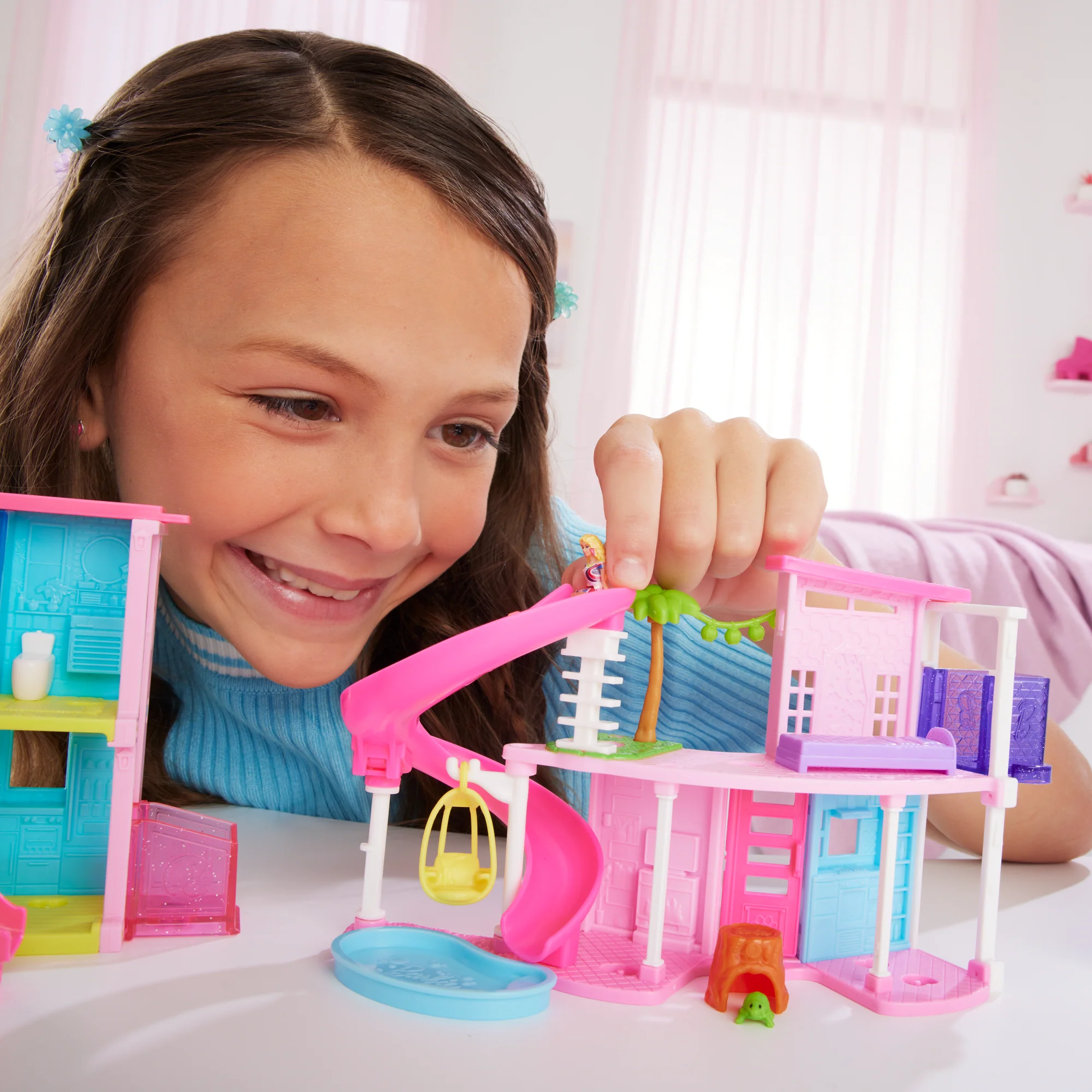 Playset Casa Delle Bambole Barbie Mini Barbieland Con Bambola Da 3,8 Cm, Mobili E Accessori (I Modelli Possono Variare) - Image 2