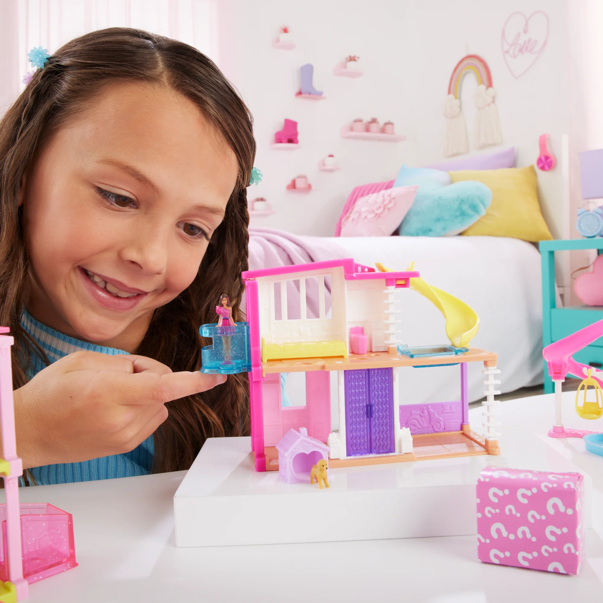 Playset Casa Delle Bambole Barbie Mini Barbieland Con Bambola Da 3,8 Cm, Mobili E Accessori (I Modelli Possono Variare) - Image 2