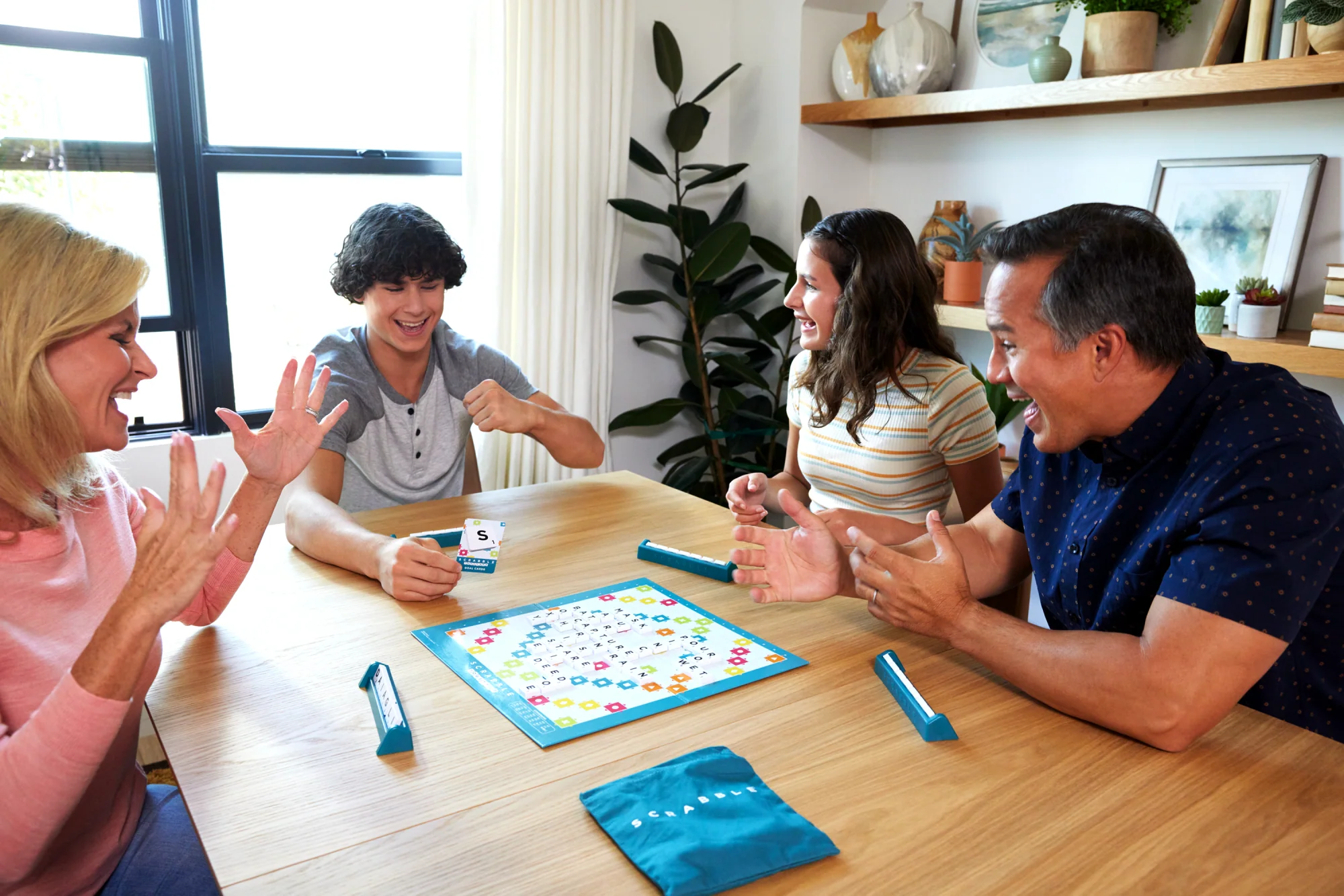 Επιτραπέζιο Παιχνίδι Scrabble, Κλασικό Οικογενειακό Παιχνίδι Λέξεων Με Δύο Τρόπους Παιχνιδιού Για 2-4 Παίκτες, Ελληνική Έκδοση - Image 2