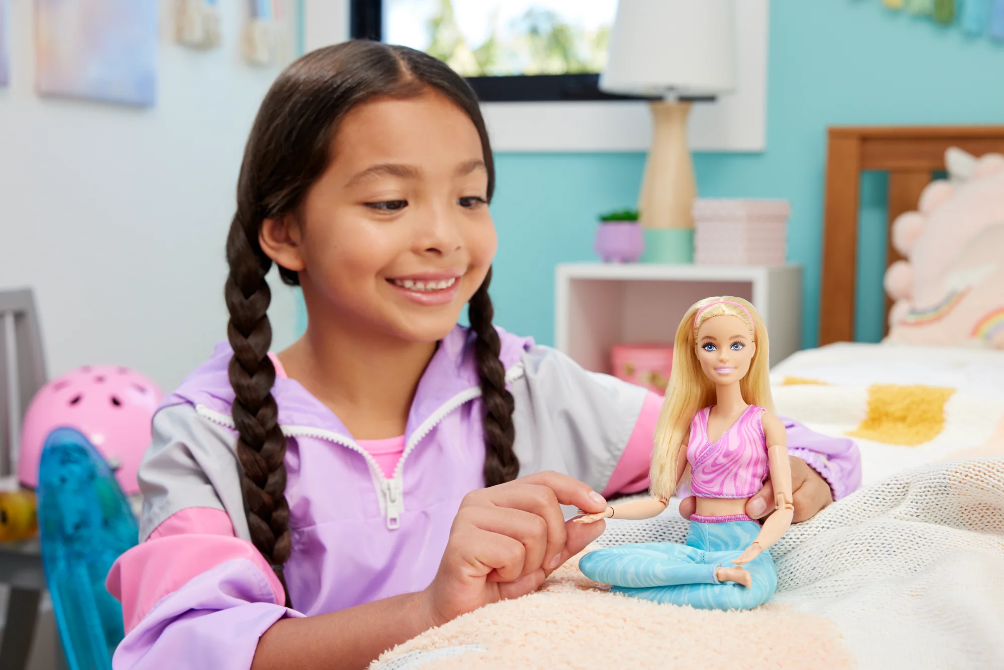Κούκλα Barbie Αμέτρητες Κινήσεις, Ξανθιά Με Αποσπώμενο Αθλητικό Μπλουζάκι Και Κολάν, 22 Ευλύγιστα Σημεία - Image 2