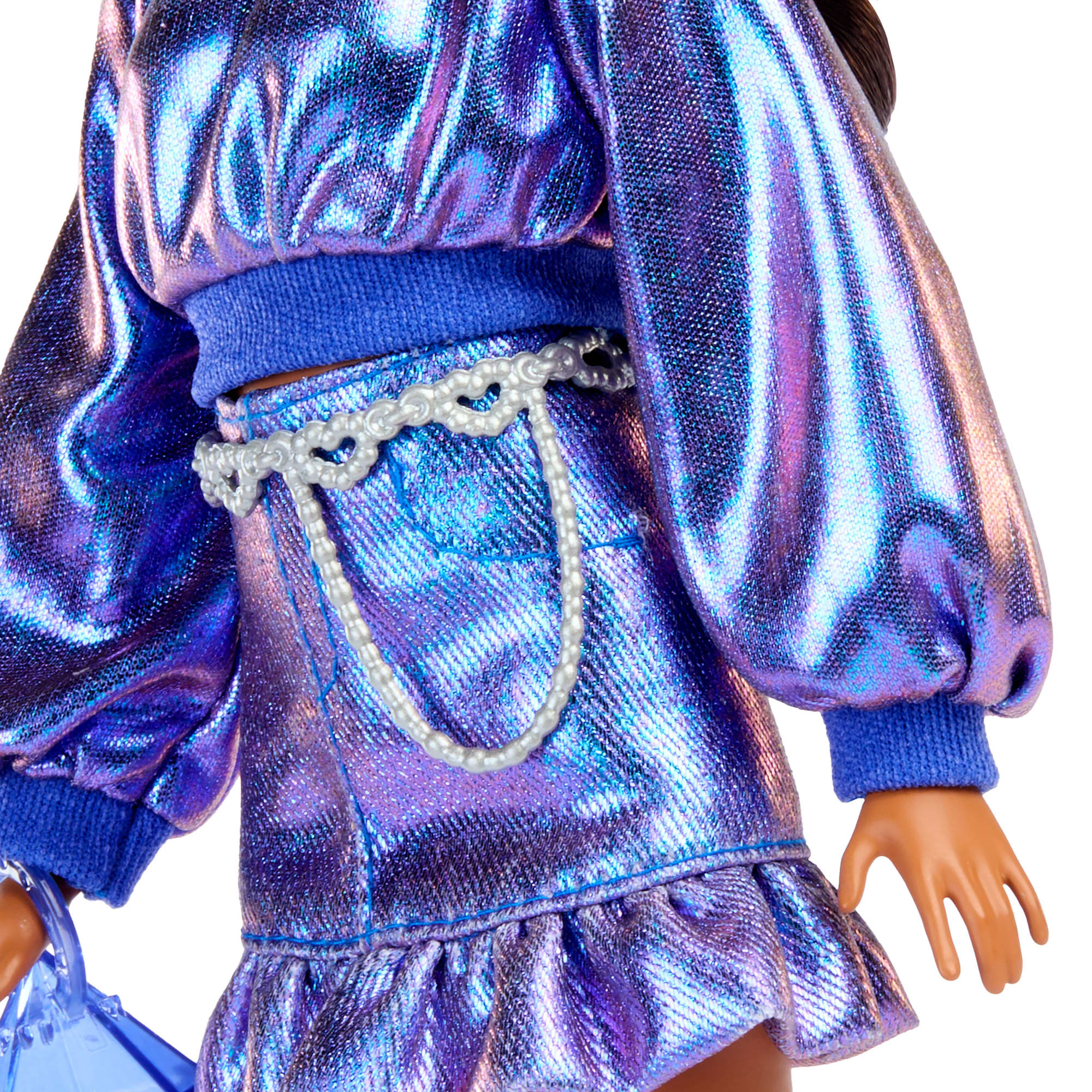 Κούκλα Barbie Deluxe Style #7 Με Μεταλλικό Μπλε Μπλουζάκι Και Φούστα Με Αξεσουάρ, Σκούρα Καστανά Μαλλιά - Image 2