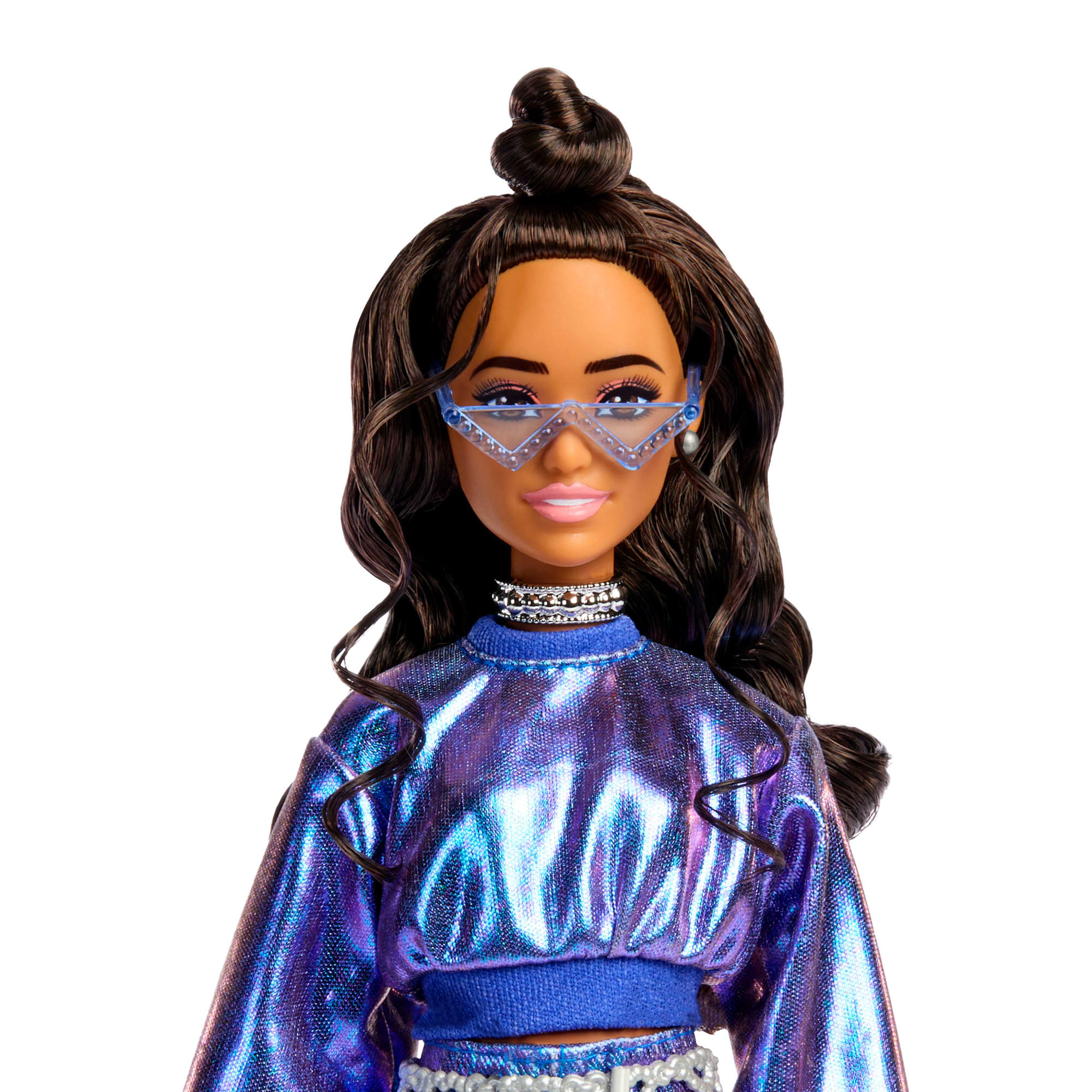 Κούκλα Barbie Deluxe Style #7 Με Μεταλλικό Μπλε Μπλουζάκι Και Φούστα Με Αξεσουάρ, Σκούρα Καστανά Μαλλιά - Image 3
