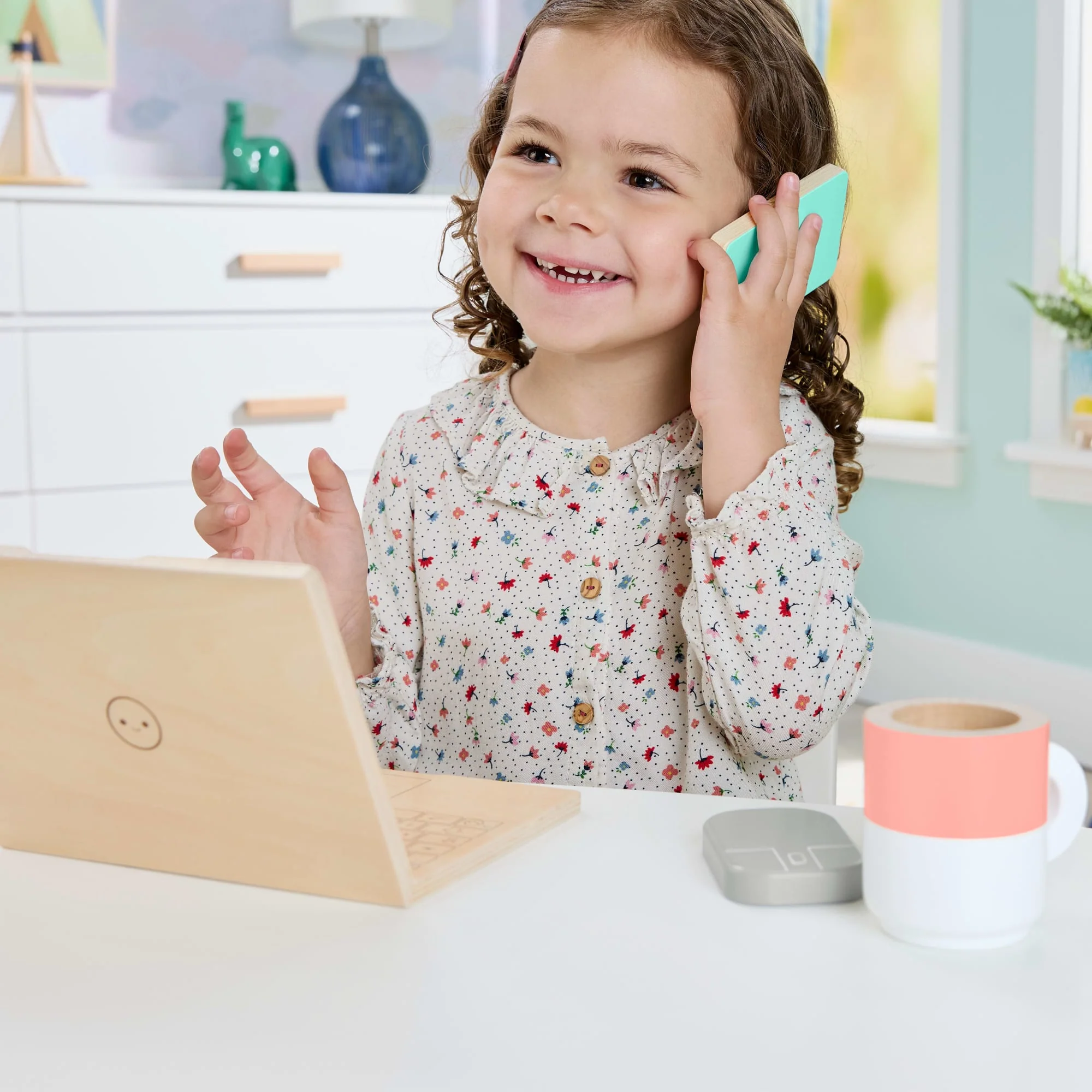 Çocuklar Için Ahşap Dizüstü Bilgisayarıyla Ofis Temalı Canlandırma Oyunlarına Ilham Veren 9 Parça Fisher-Price Ahşap EV Seti - Image 2