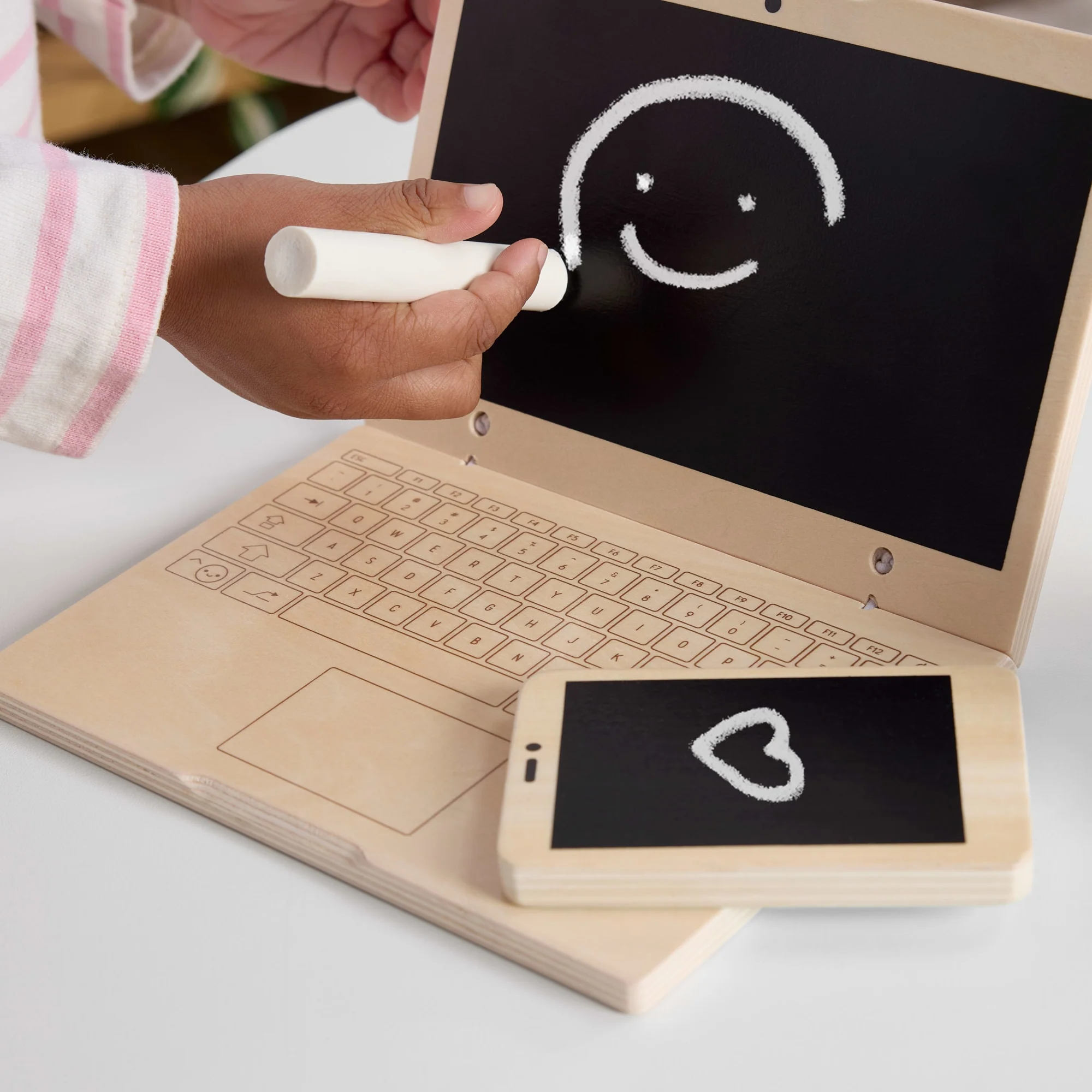 Çocuklar Için Ahşap Dizüstü Bilgisayarıyla Ofis Temalı Canlandırma Oyunlarına Ilham Veren 9 Parça Fisher-Price Ahşap EV Seti - Image 3