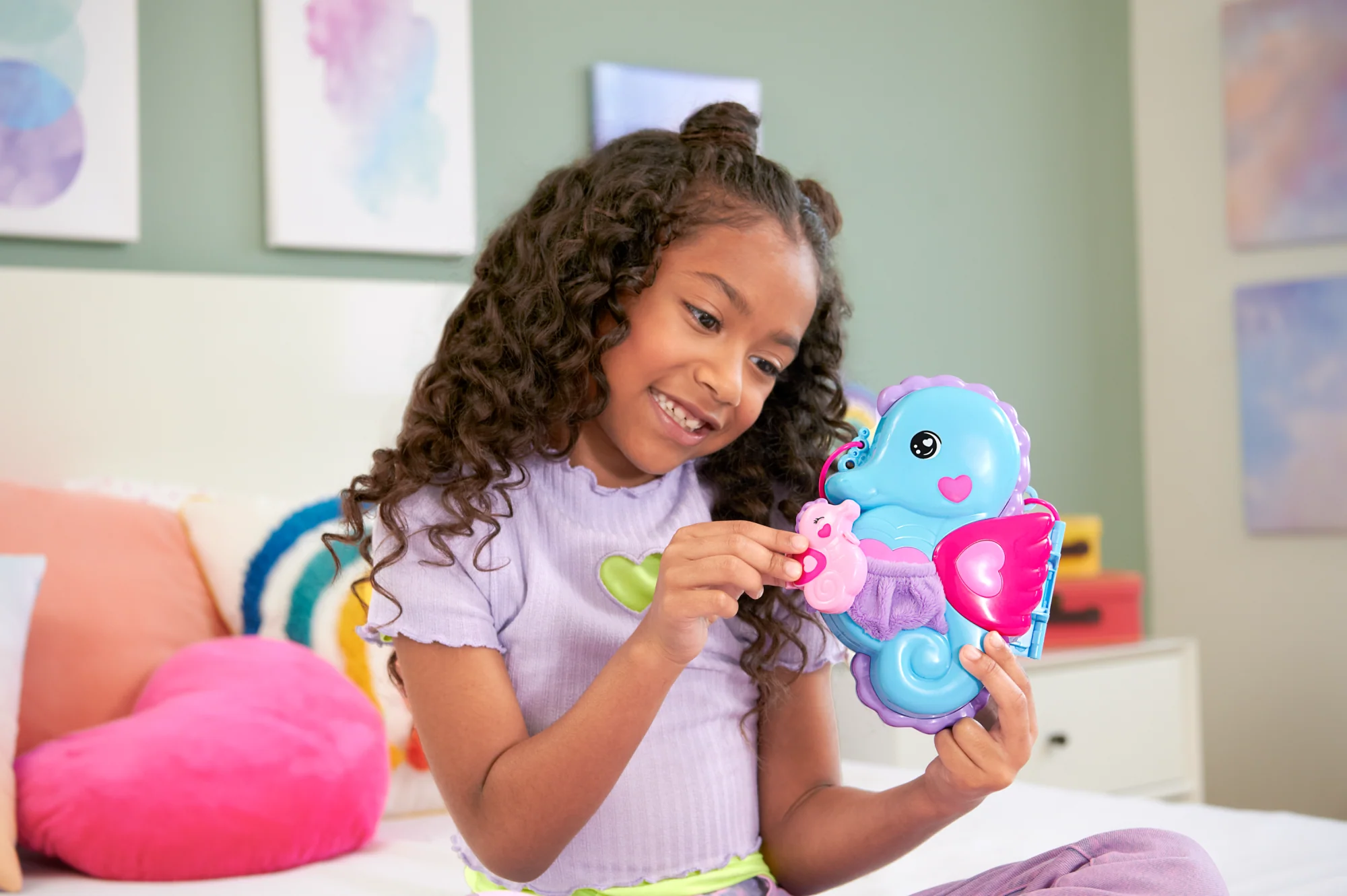 Conjunto De Juego Cartera De Caballito De Mar De Polly Pocket Con 2 Muñequitas, Mascotas Y 13 Accesorios, Bolso Y Juguete 2 En 1, Incluye Una Muñeca Shani - Image 2