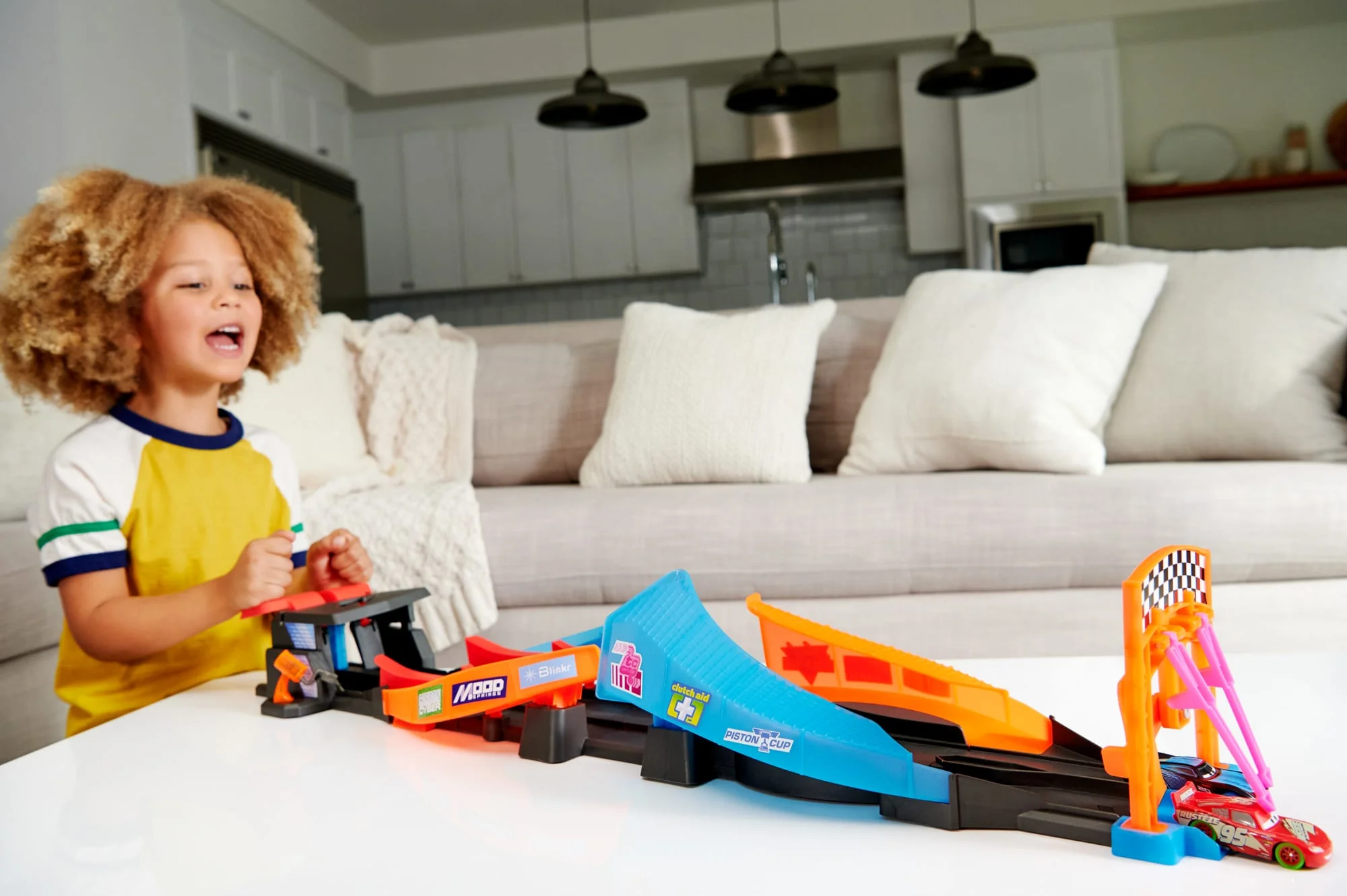 Conjunto De Juego Pista Brillante Lanzamiento Por Carriles Cruzados Glow Racers De Disney Y Pixar Cars Con Dos Coches De Juguete Que Brillan En La Oscuridad - Image 2