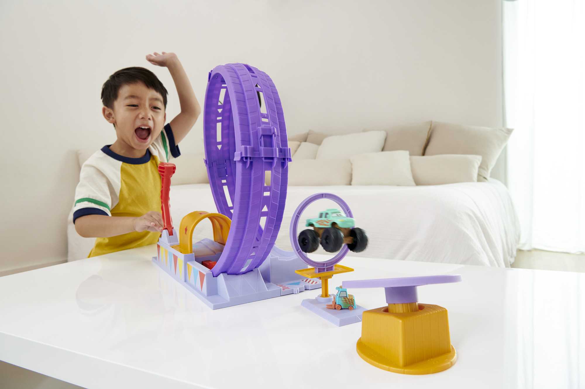 Disney and Pixar Cars Showtime Loop Playset - Image 2