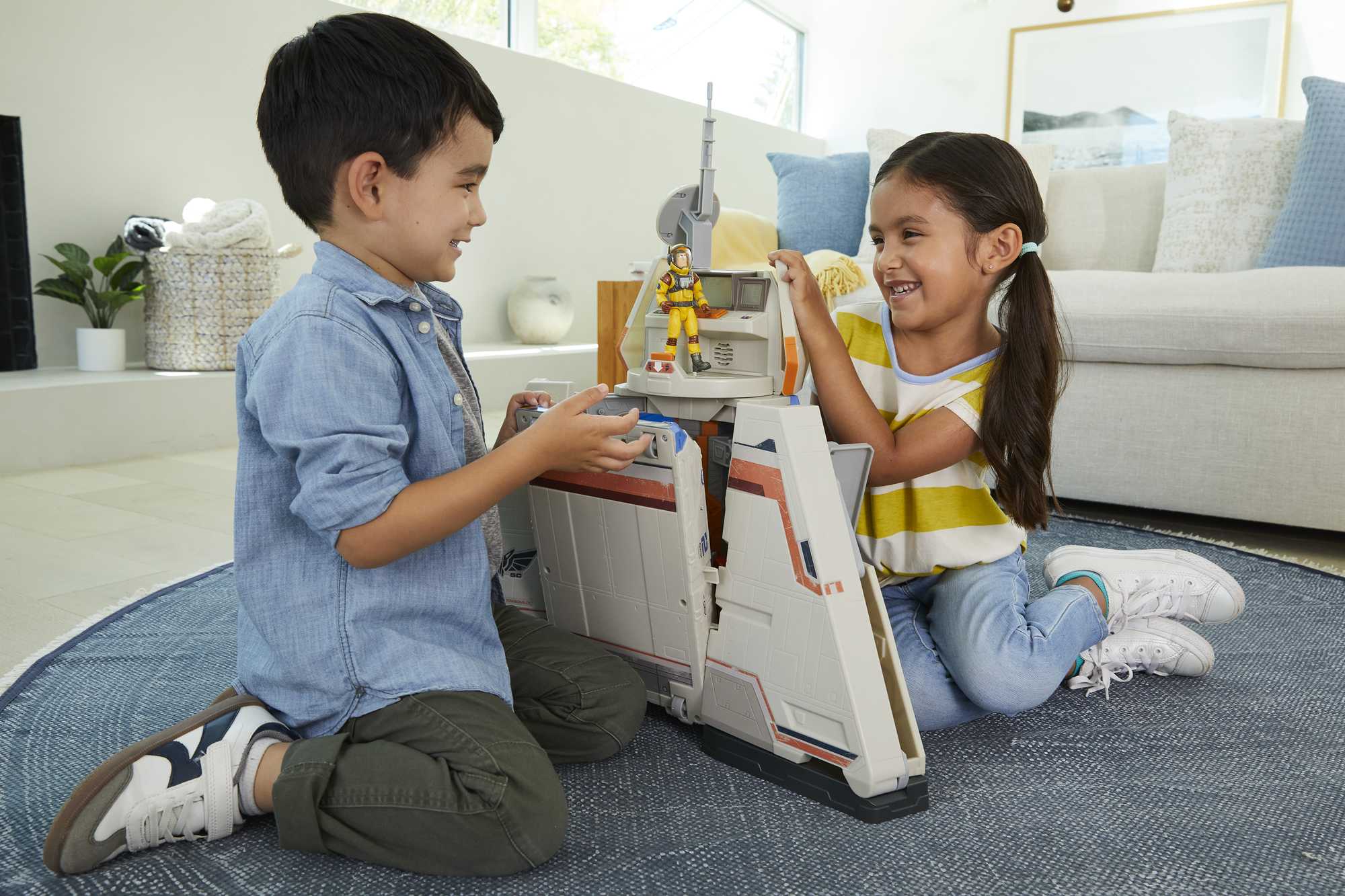 Disney and Pixar Lightyear Ultimate Star Command Base Playset - Image 2