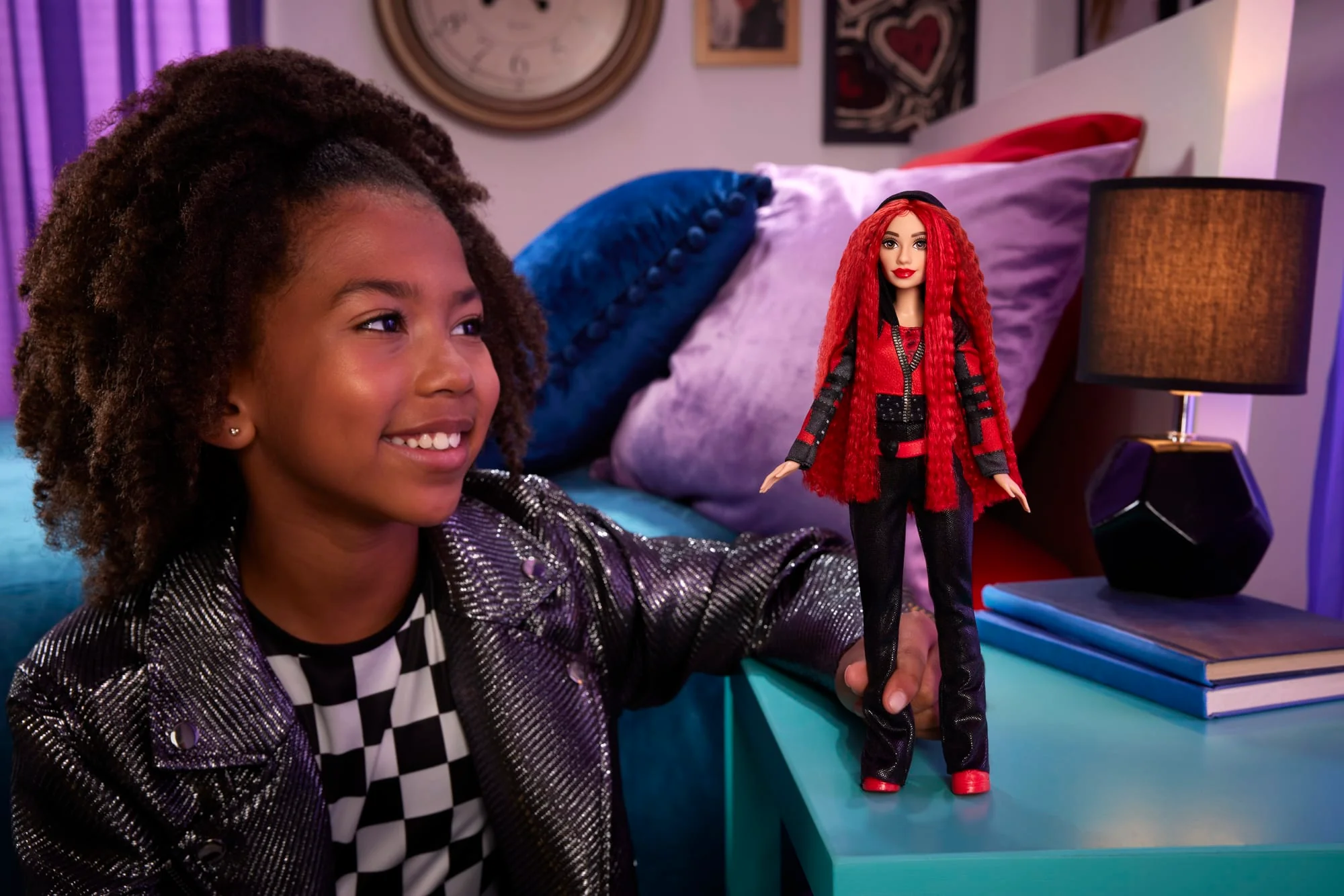 Muñeca Cantarina De Red Inspirada En Descendants: The Rise Of Red Con Ropa Y Accesorios Inspirados En La Película, Canta “Seeing Red” - Image 2