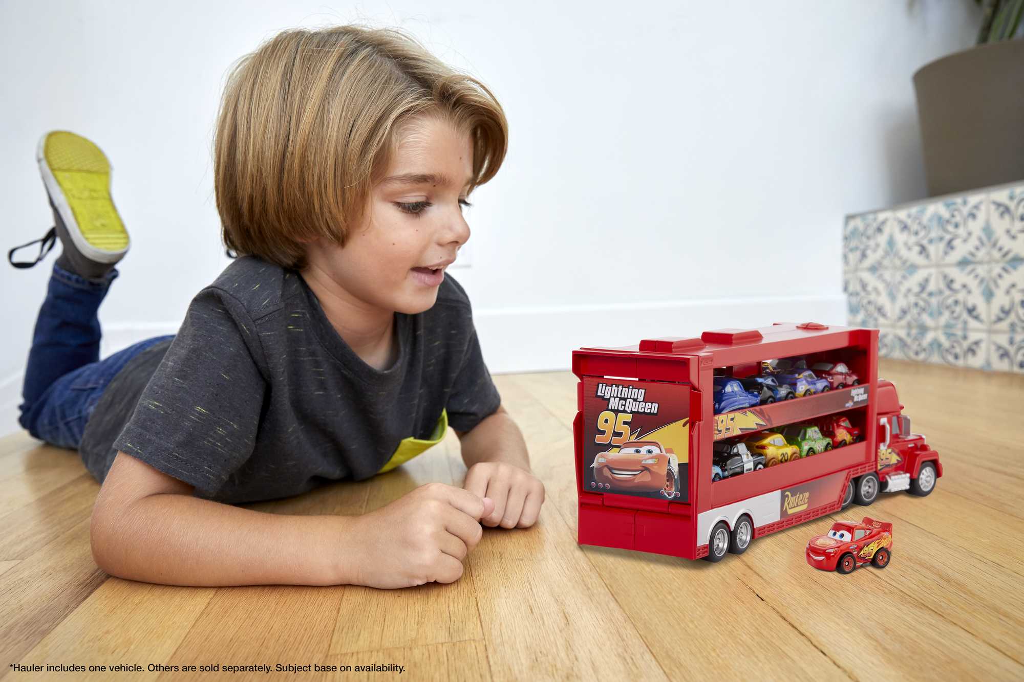 Disney Pixar Cars - Assortiment Transporteur Mini Racers Avec Mini-Véhicule - Petite Voiture - 4 Ans Et + - Image 2