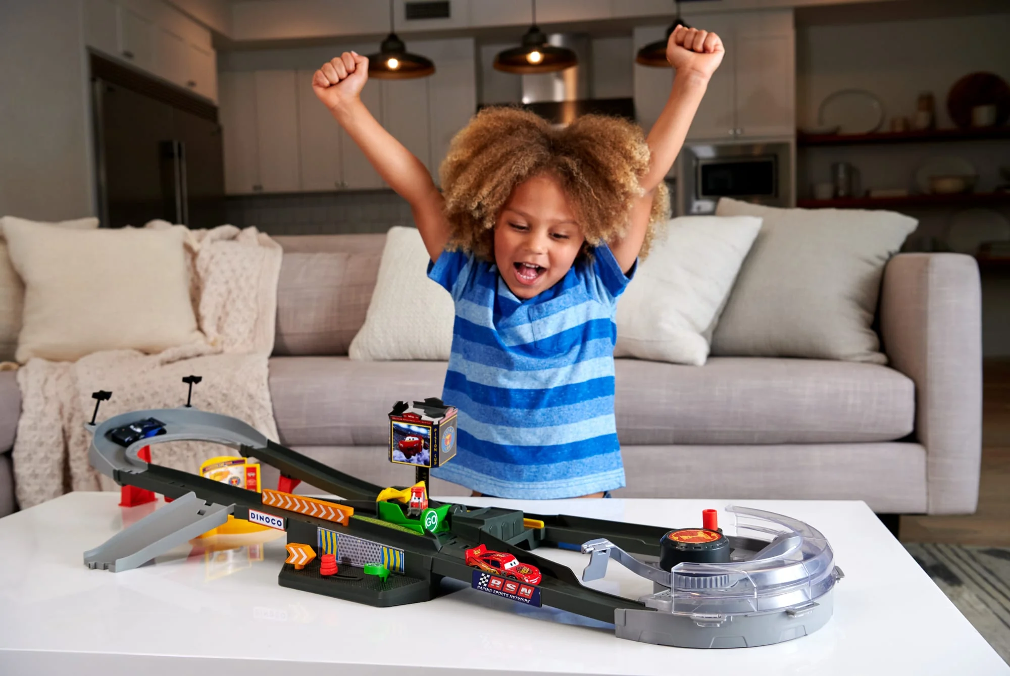 Disney · Pixar Cars-Circuit Course Piston Cup-Avec Voiture 1/55 - Image 3