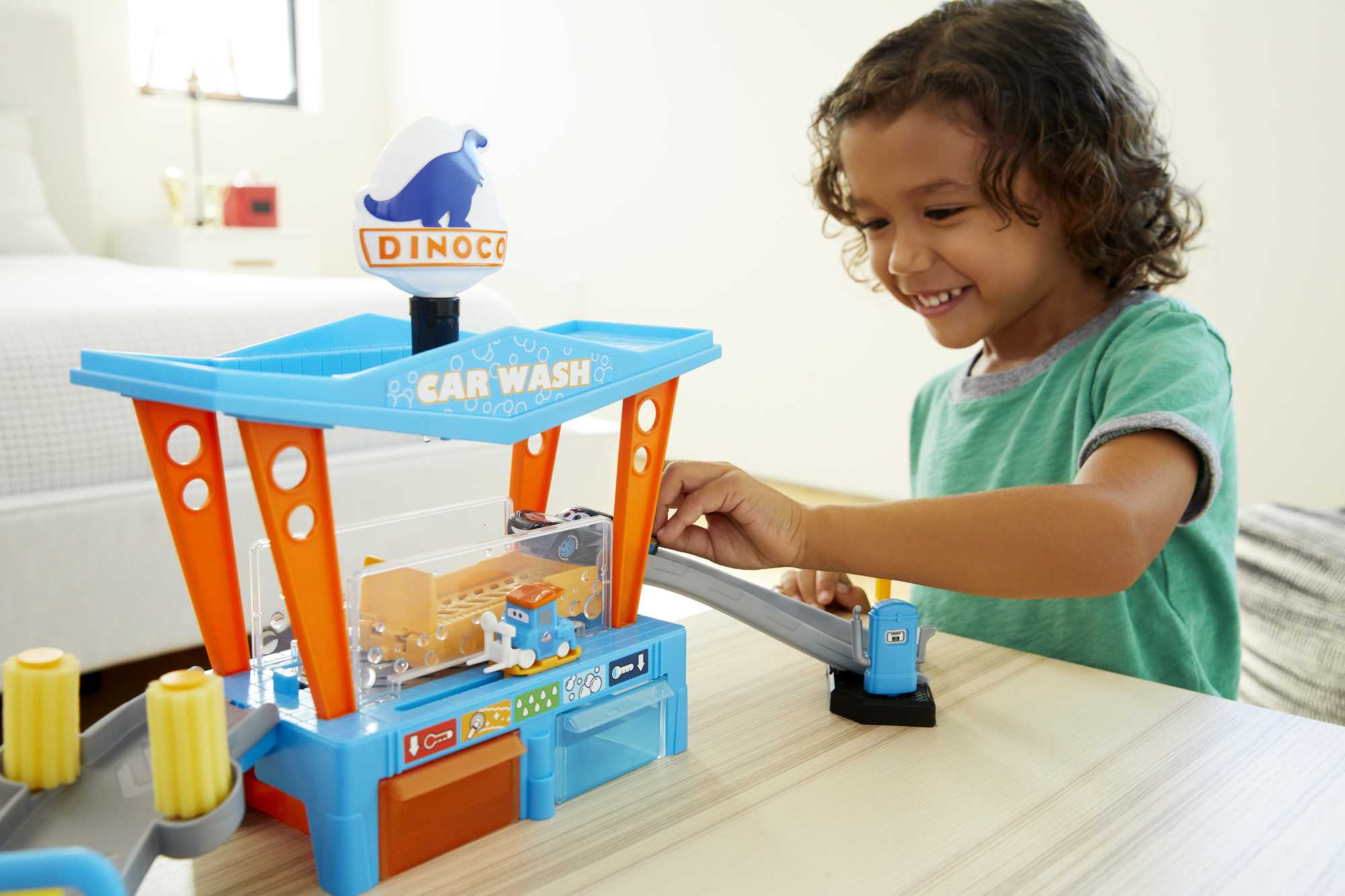 Disney and Pixar Cars Color Change Dinoco Car Wash Playset - Image 2