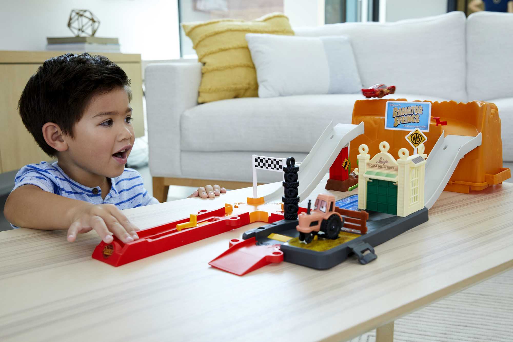 Disney and Pixar Cars Race & Go Playset - Image 2