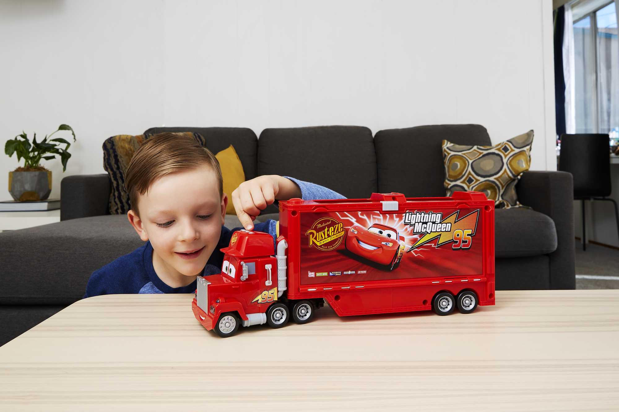 Disney and Pixar Cars Track Talkers Chat & Haul Mack - Image 2
