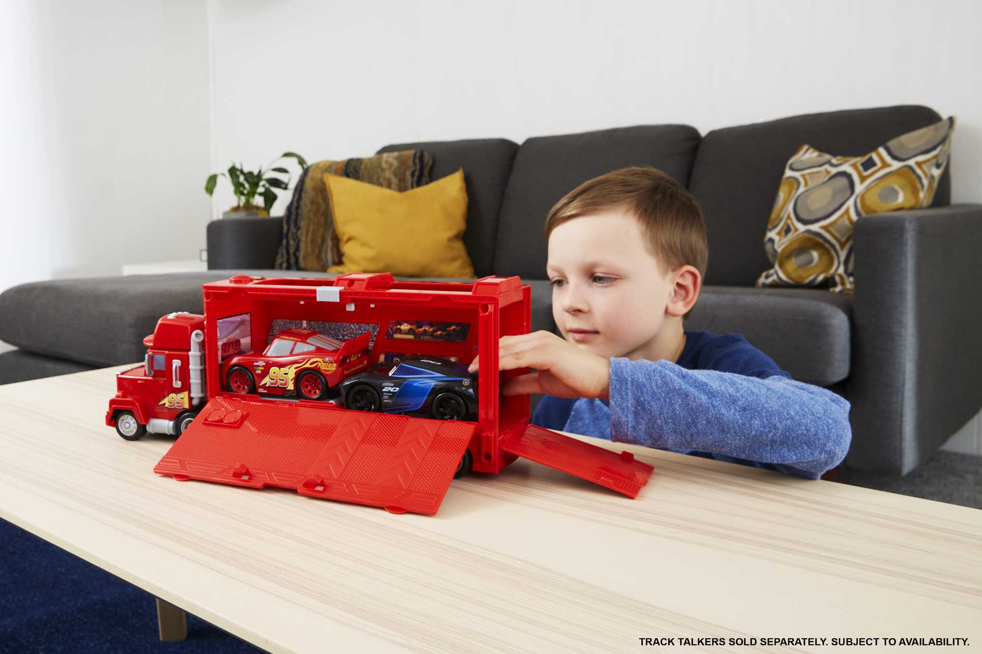 Disney and Pixar Cars Track Talkers Chat & Haul Mack - Image 2