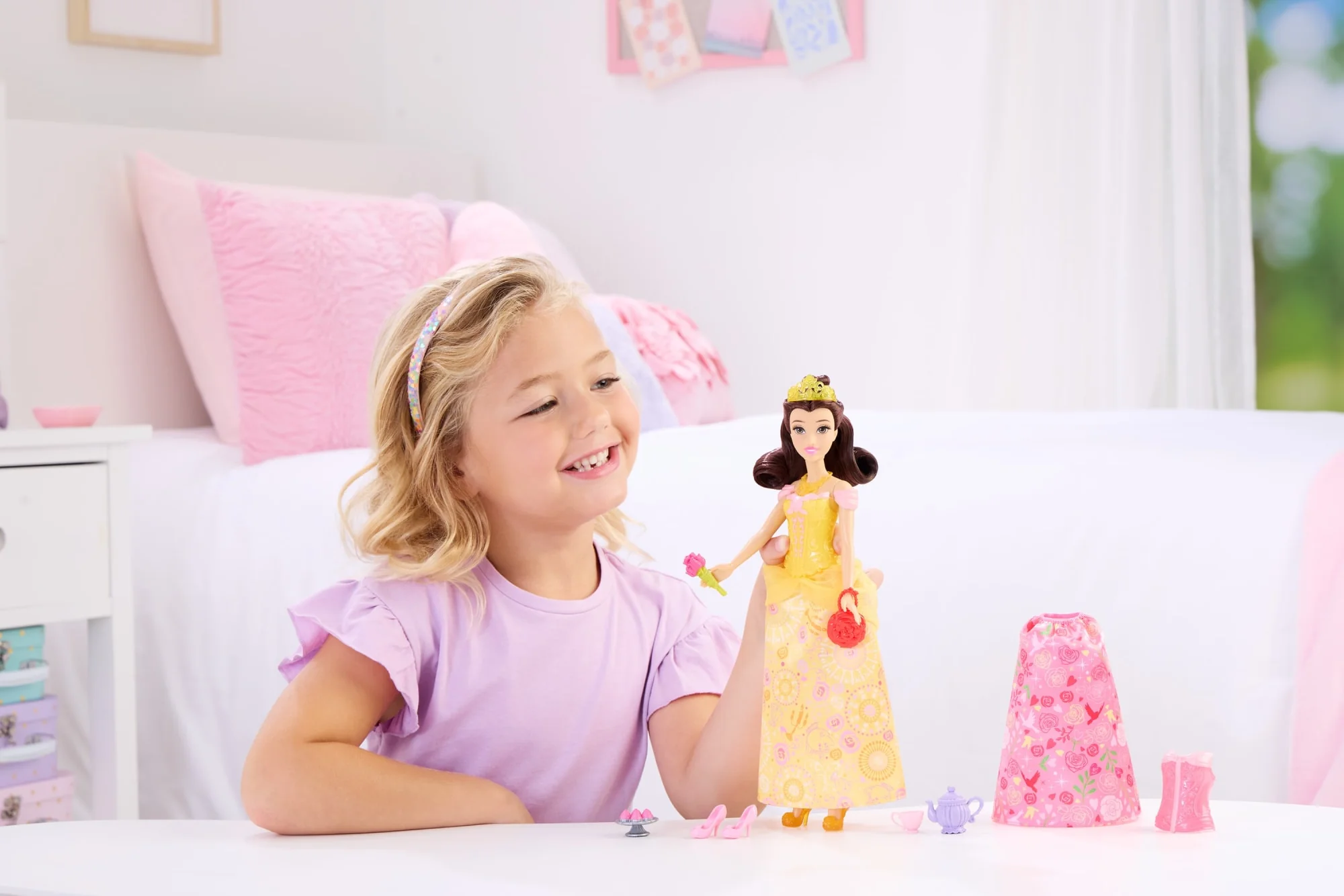 Muñeca De Moda Historias De Bella 2 En 1 De Disney Princesas Con 2 Corpiños Encajables, 2 Faldas Y 9 Accesorios - Image 2