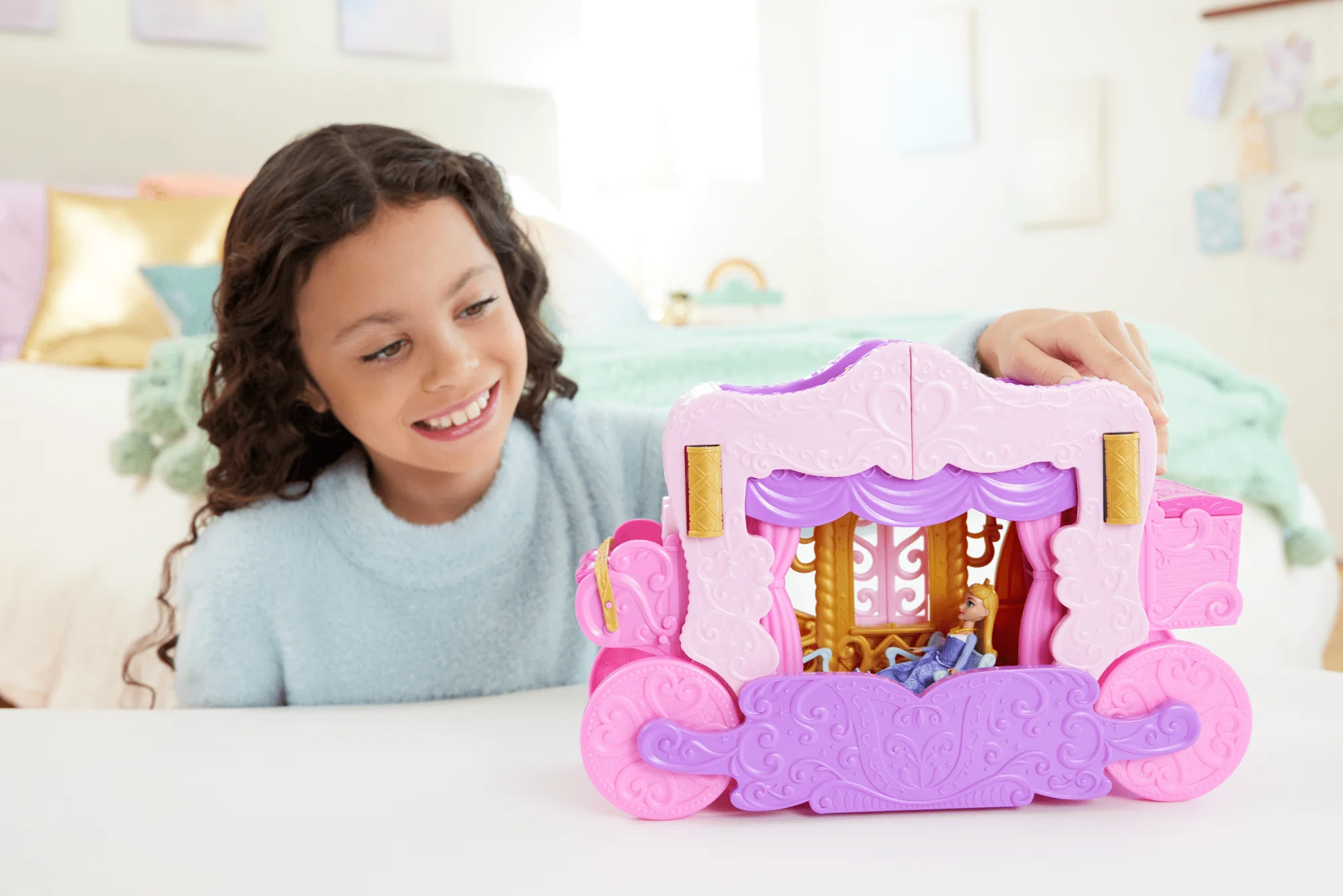 Disney Princess Άμαξα-Καστράκι Σετ Που Μετατρέπεται Με Μικρή Κούκλα Ωραία Κοιμωμένη, 4 Φιγούρες Και 3 Επίπεδα - Image 2