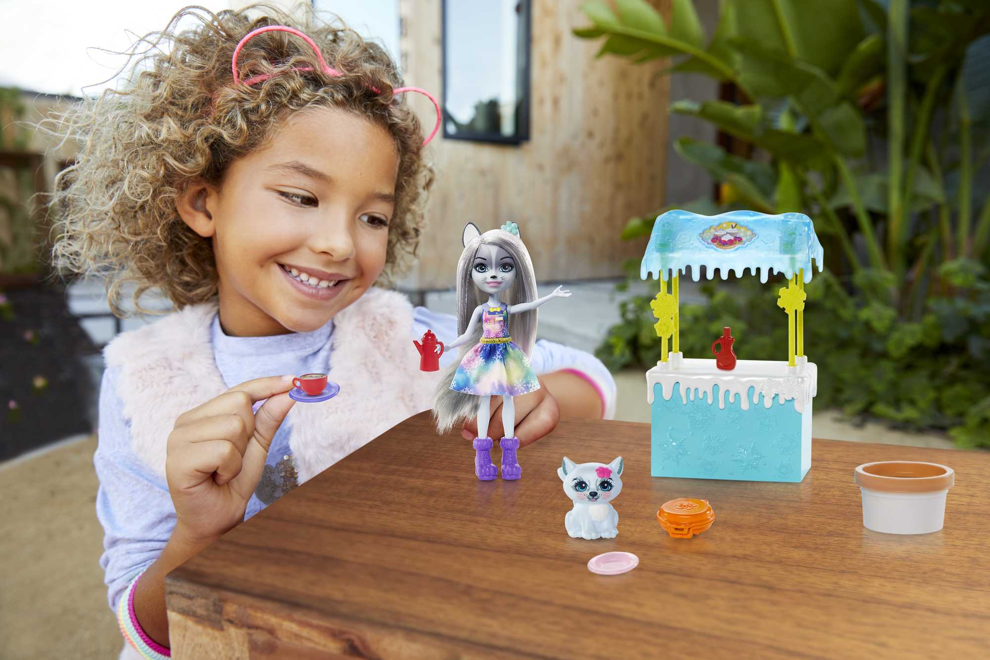 Enchantimals Warmin' Up Cocoa Stand With Hawna Husky & Whipped Cream Dolls - Image 2