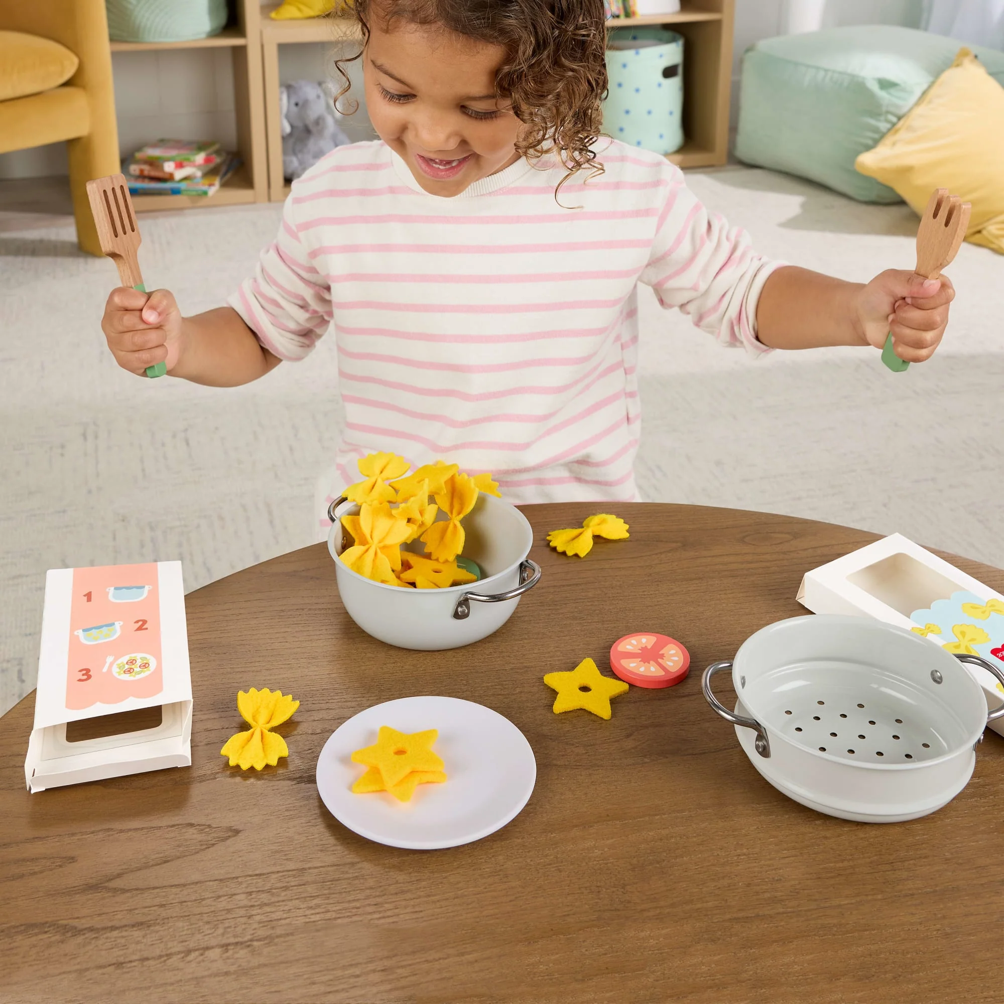 Σετ Ζυμαρικών Fisher-Price Με Κατσαρολάκια Και Ξύλινα Ζυμαρικά Για Παιχνίδι Μίμησης, 31 Κομμάτια - Image 3