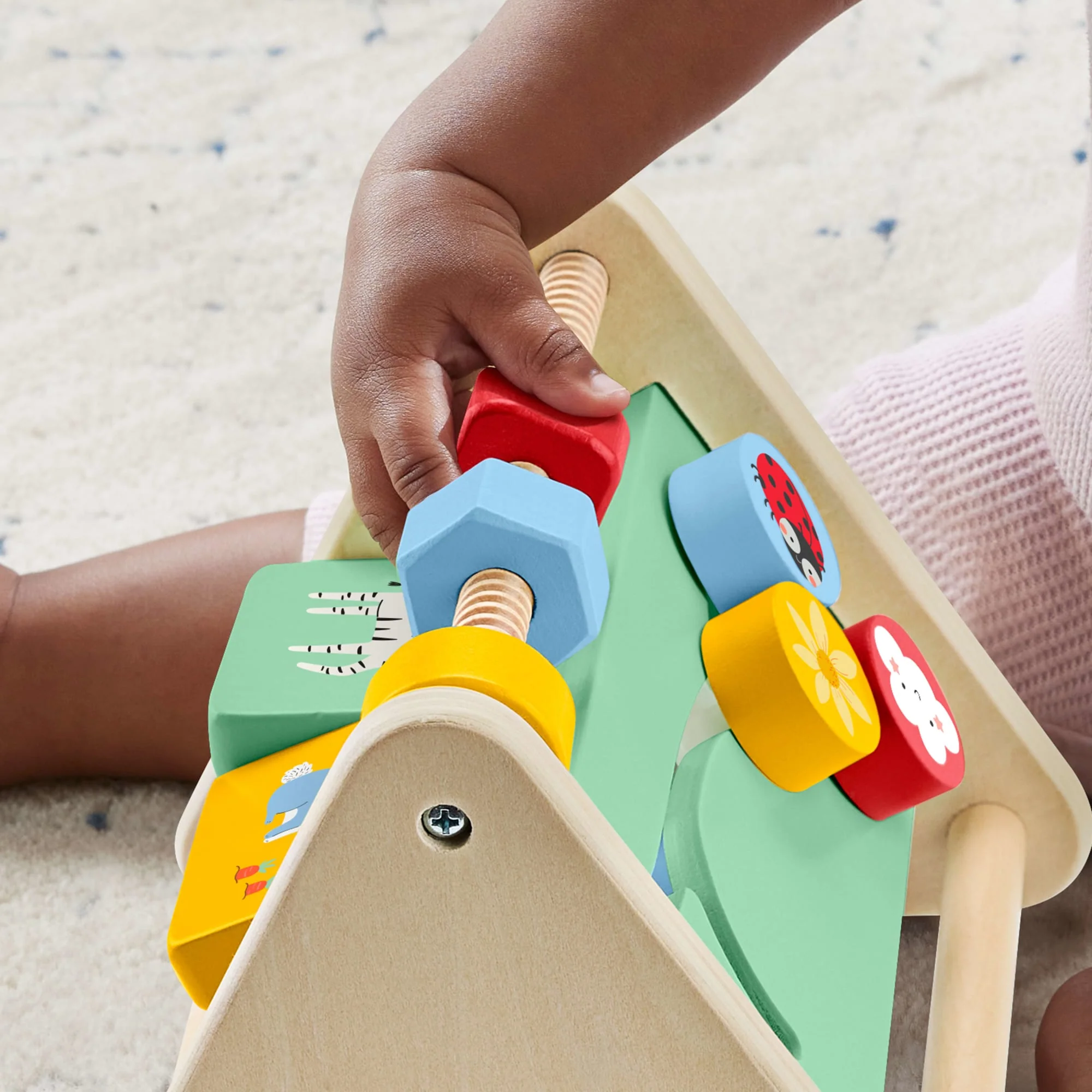 Fisher-Price Ξύλινο Τρίγωνο Δραστηριοτήτων, Παιχνίδι 2 Όψεων Για Μωρά, 1 Ξύλινο Κομμάτι - Image 3