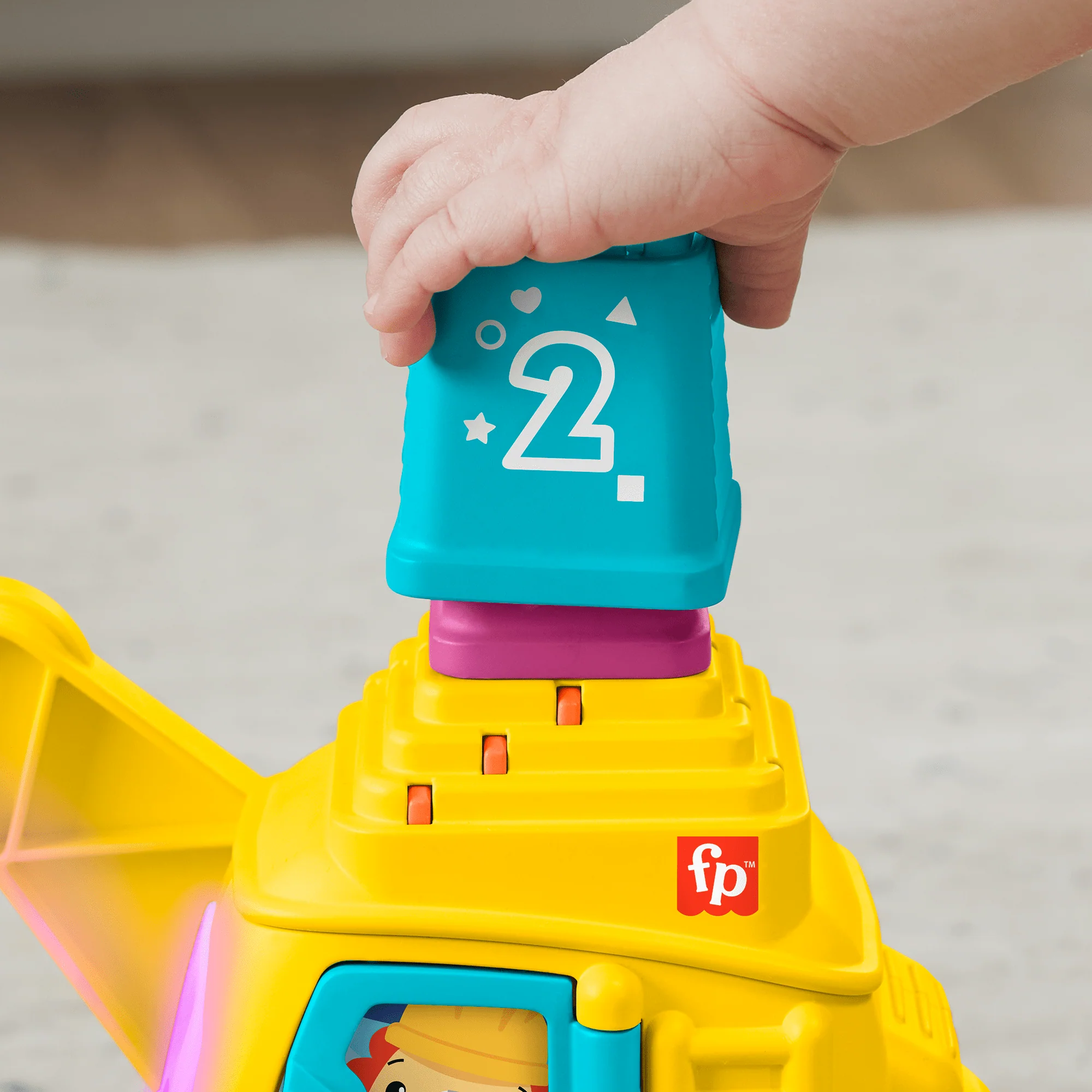 Farklı Dil Seçenekleri Ile Işıklar Eşliğinde Sesler Çalan Fisher-Price'Tan Eğitici Vinç Ve Aktivite Blokları - Image 4