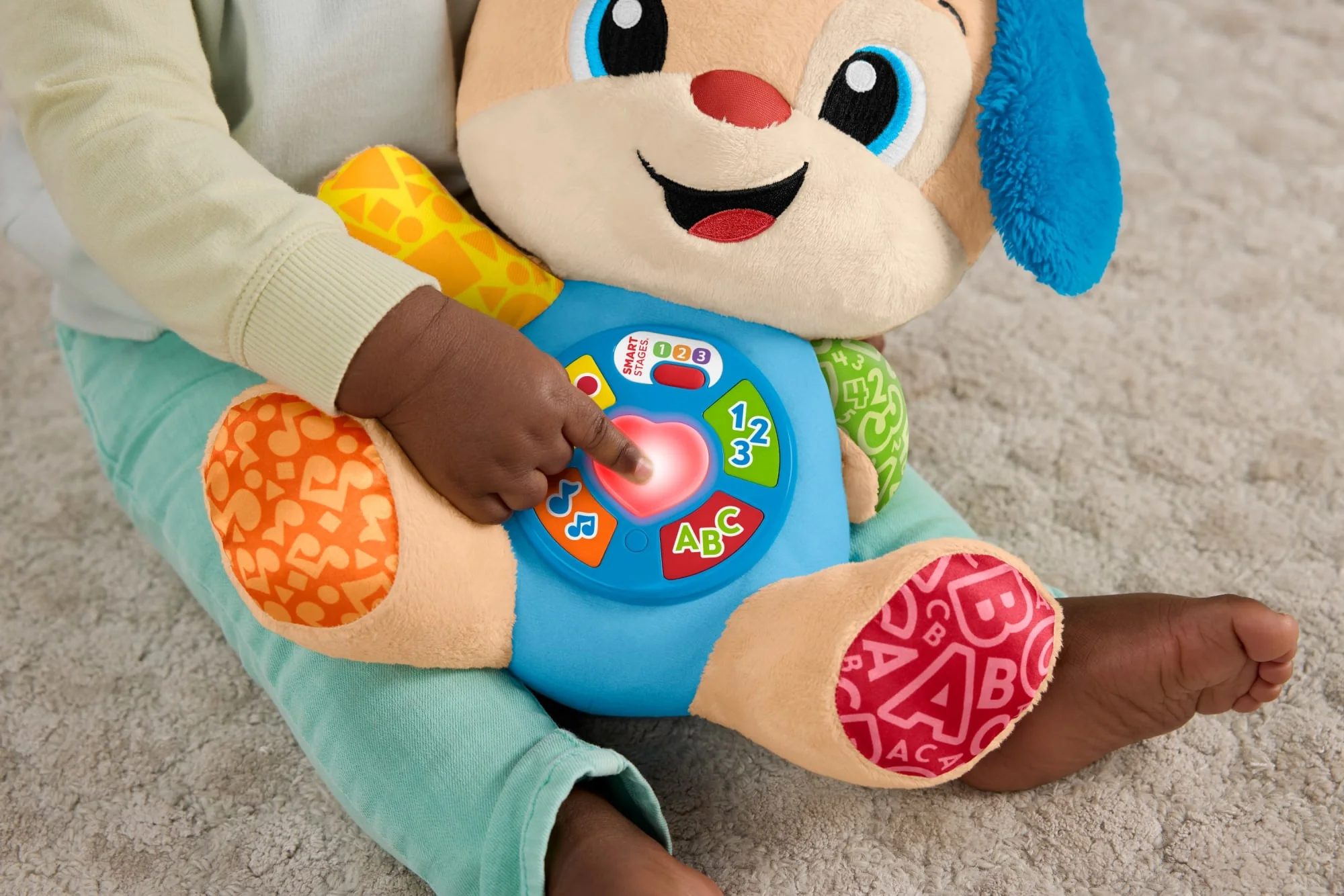 Fisher-Price „Ucz się i śmiej!” Szczeniaczek Uczniaczek Edukacyjna interaktywna zabawka Wersja wielojęzykowa Przytulanka piesek 6m+ - Image 4