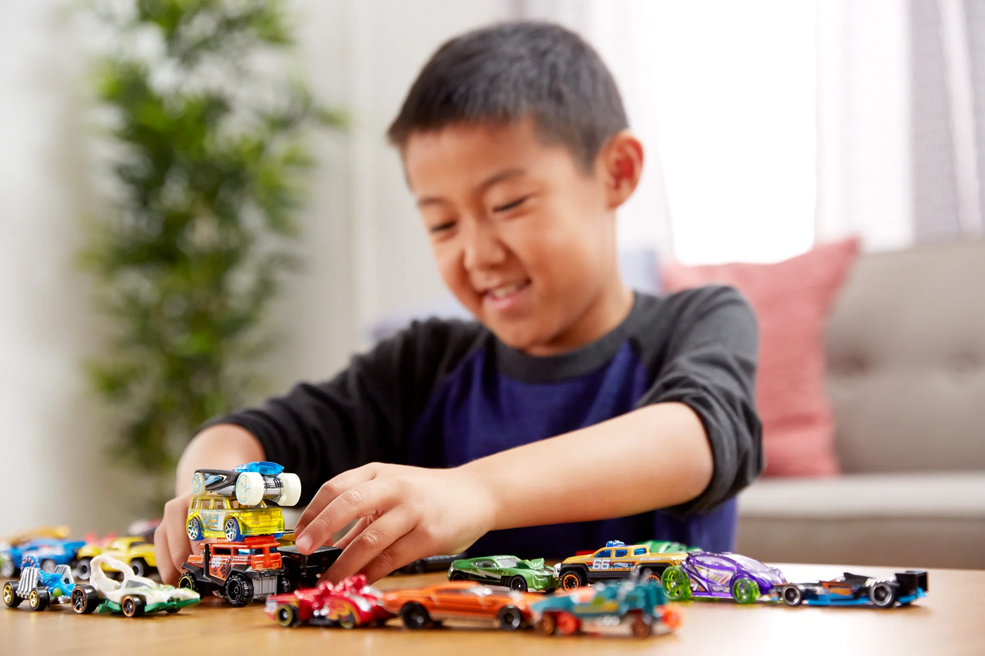 Hot Wheels, 8'Li 1:64 Ölçekli Temel Oyuncak Araba Ve Kamyon Seti, 1 Özel Araba Içerir, Stilleri Farklılık Gösterebilir - Image 2