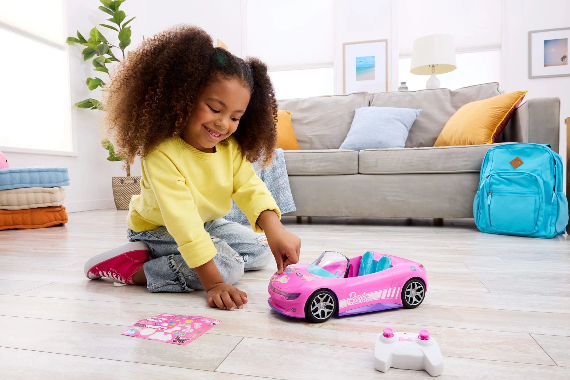 Hot Wheels Barbie Uzaktan Kumandalı Ve Şarj Edilebilir Üstü Açık Oyuncak Araba, 2 Barbie Bebeği Taşıyabilir - Image 2