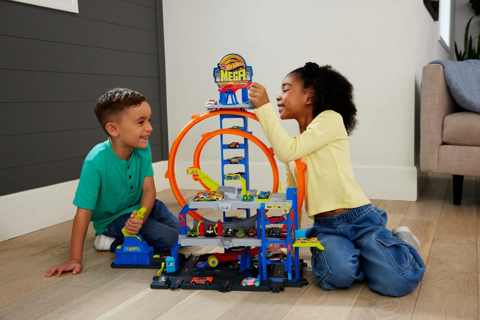 Hot Wheels City MEGA-Parkgarage-Spielset Mit 1 Die-Cast-Spielzeugauto Und 1 Spielzeug-Hubschrauber Im Maßstab 1:64 - Image 2