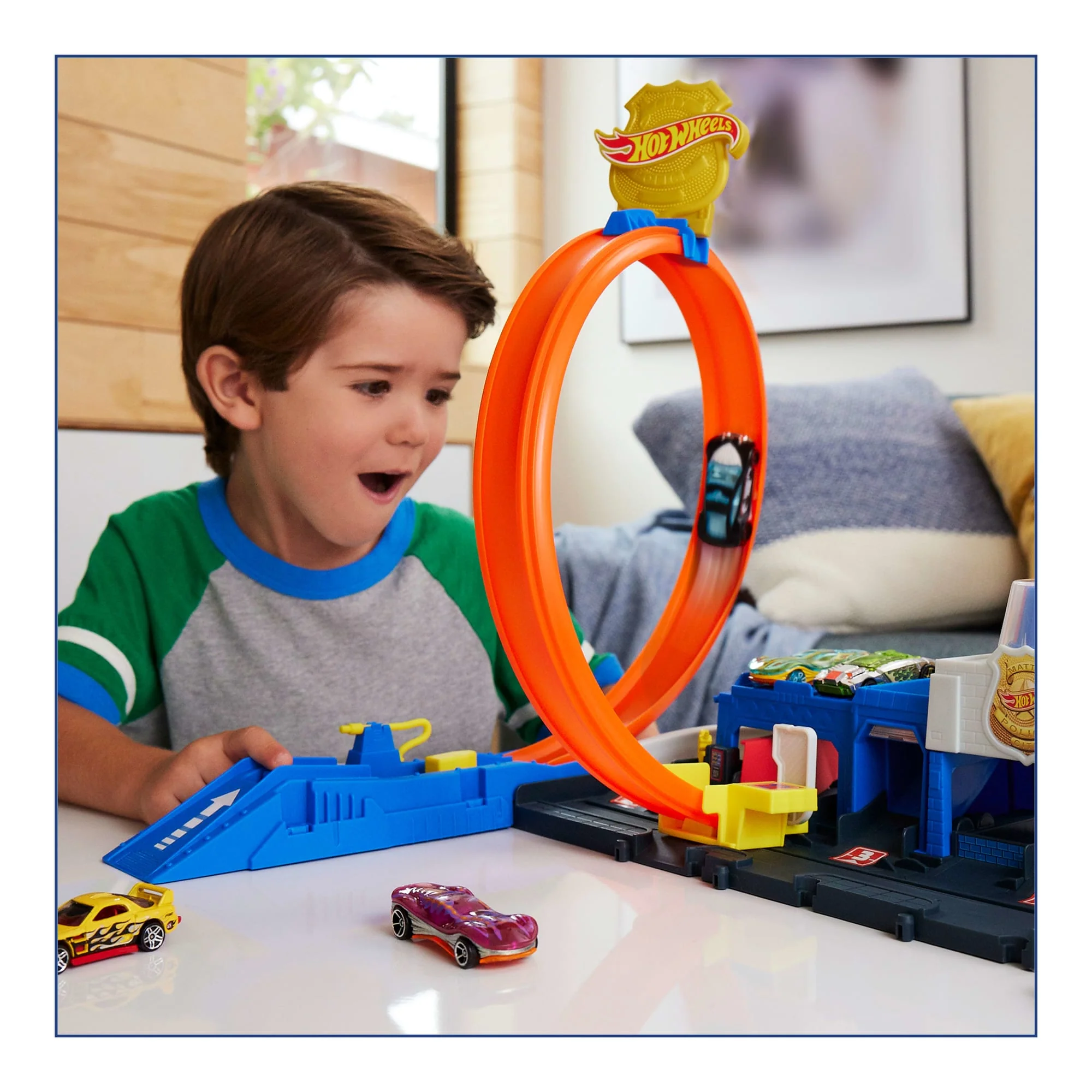 Hot Wheels City Super Stazione Di Polizia Playset Con Macchinina Giocattolo in Scala 1:64 E Pista Regolabile - Image 2