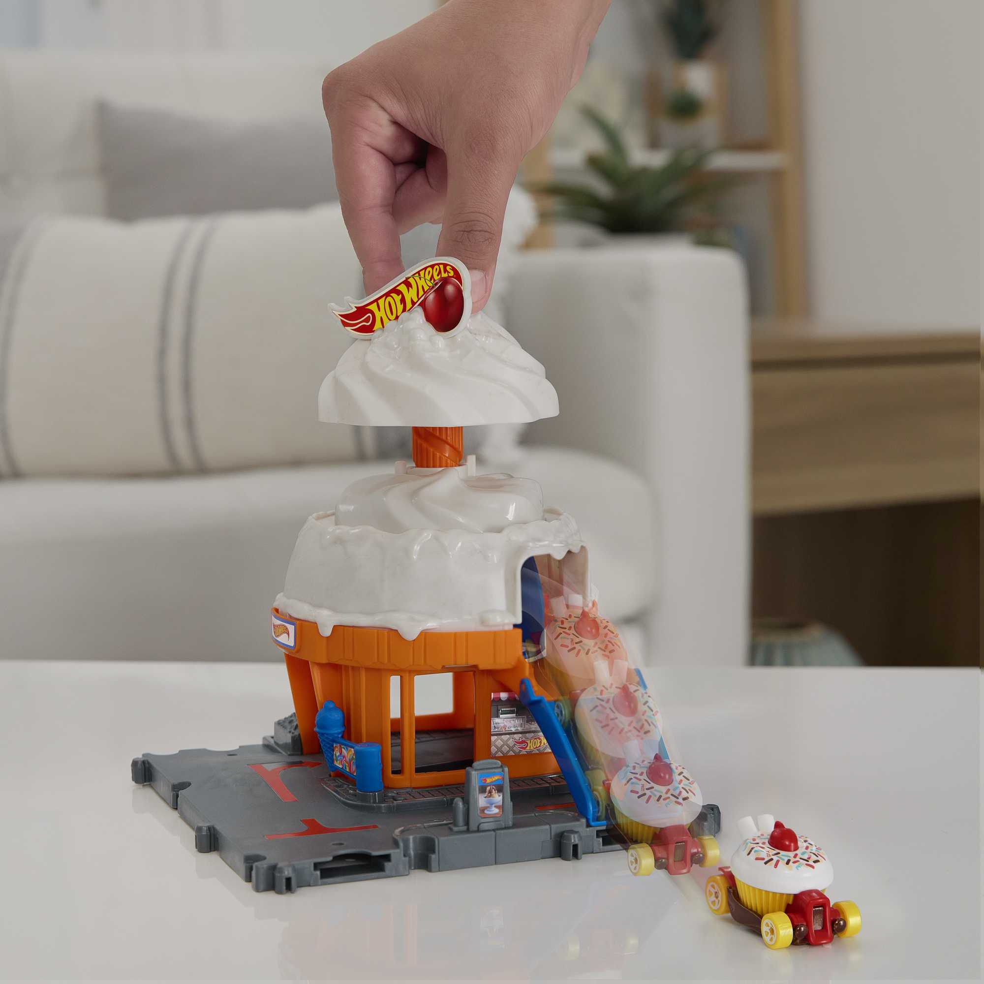 Hot Wheels City Track Set with 1 Hot Wheels Car - Image 2
