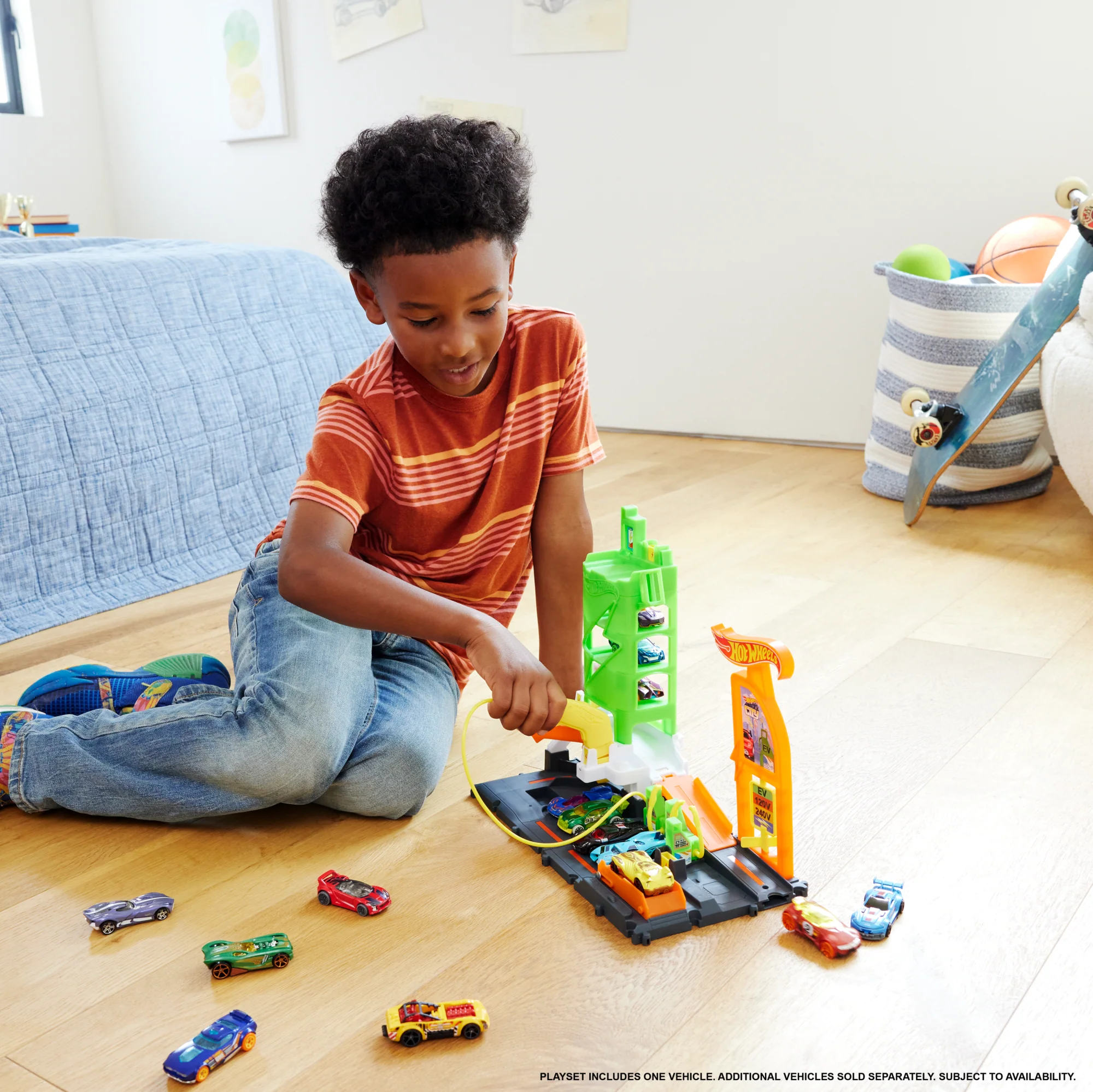 Hot Wheels Elektrikli Araç Şarj İstasyonu Ve 1:64 Ölçekli Oyuncak Araba - Image 2