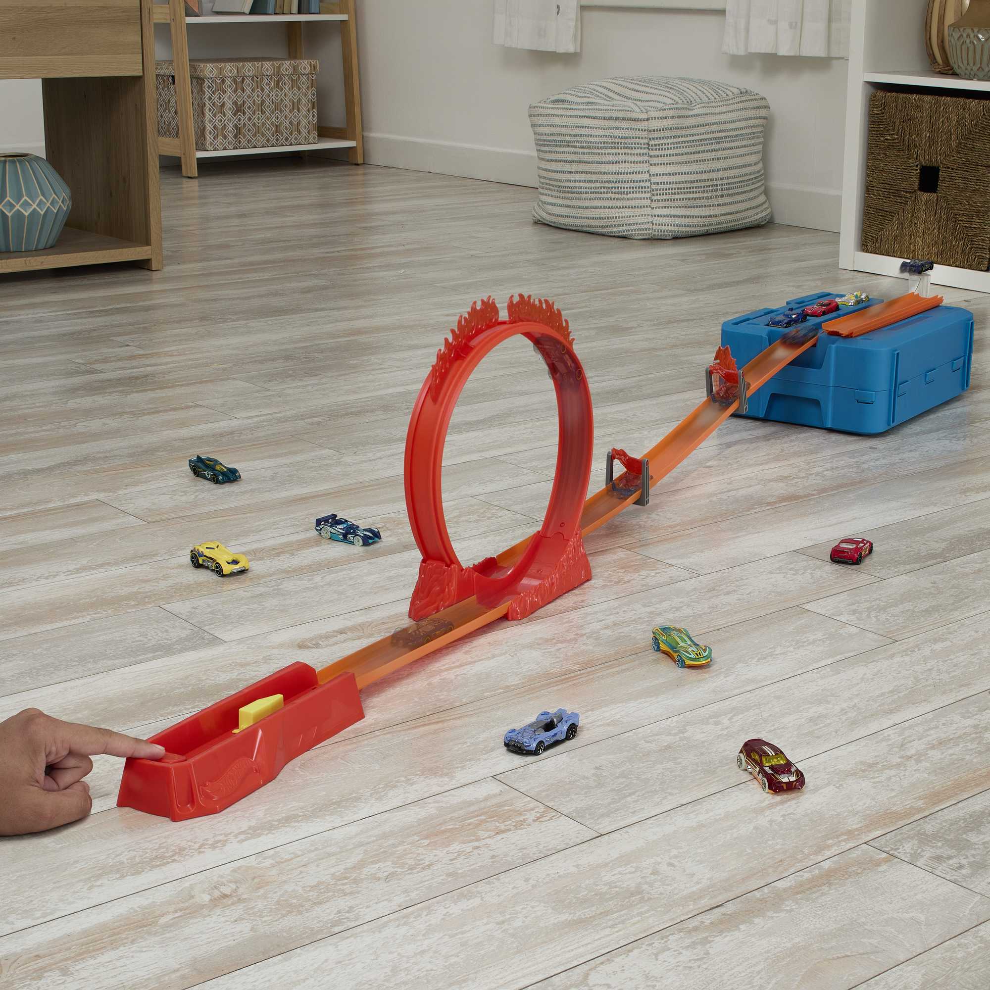 Hot Wheels Fire - Themed Track Building Set with 1 Hot Wheels Toy Car - Image 2