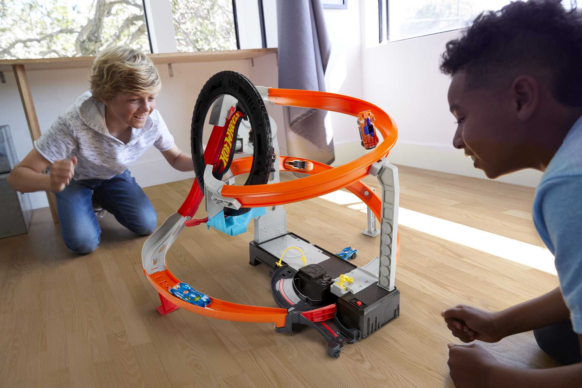 Hot Wheels Hyper-Boost Tire Shop Playset - Image 2