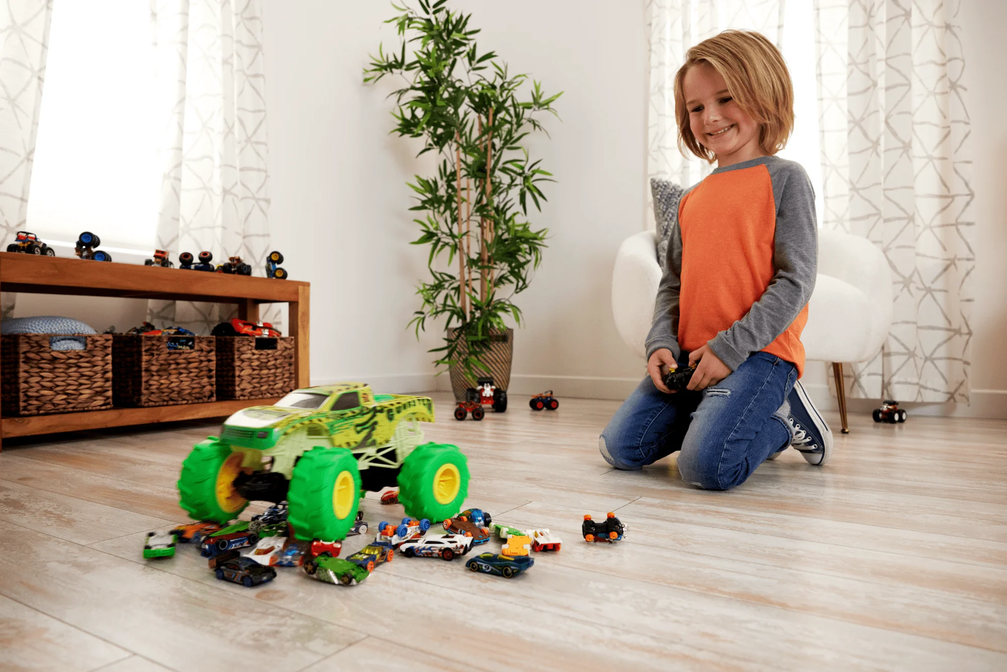 Hot Wheels Monster Trucks 1:15 Scale Gunkster Battery-Powered RC Truck, Glows in The Dark With All-Terrain Tires - Image 2
