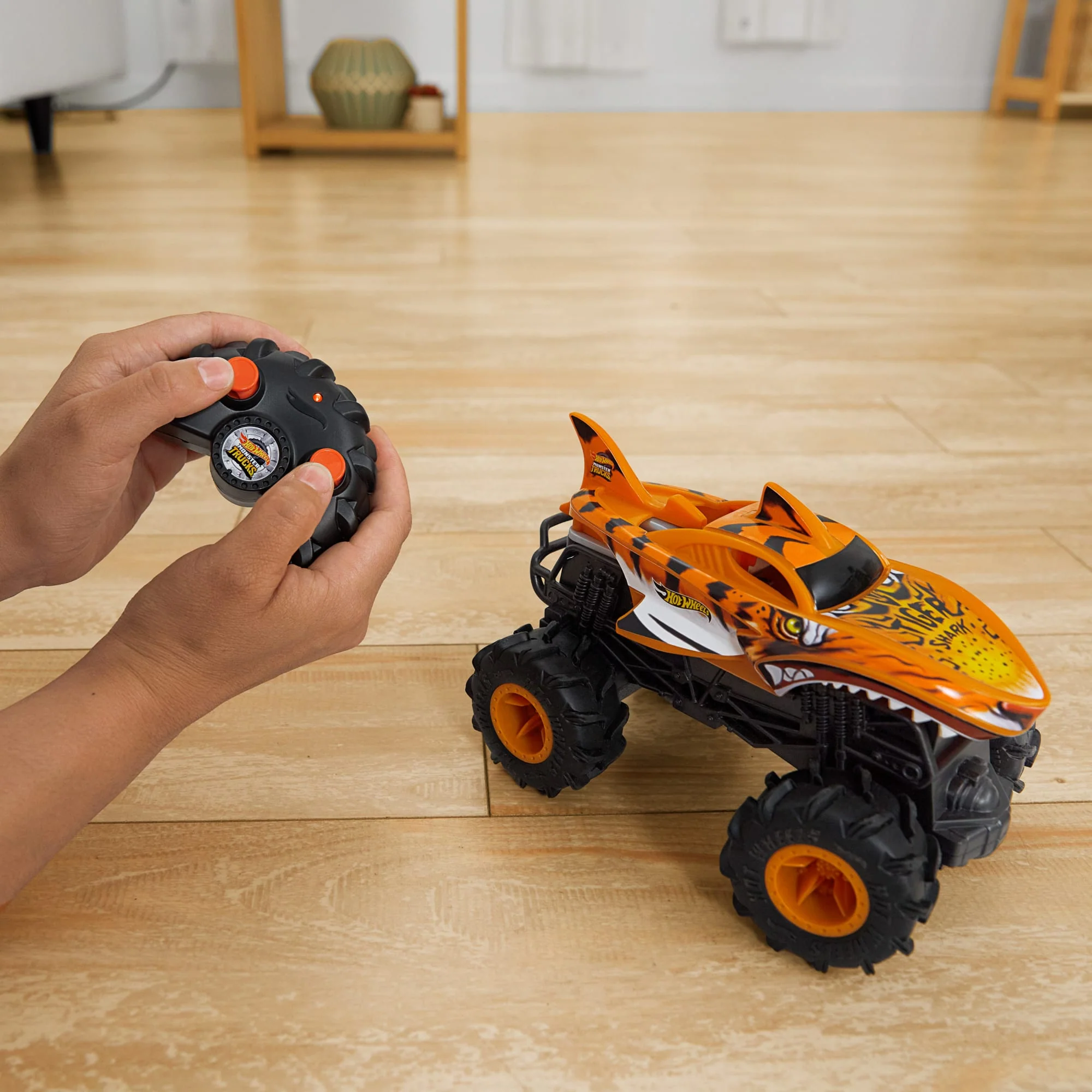 Uzaktan Kumandalı Ve 1:24 Ölçekli Hot Wheels Monster Trucks RC Tiger Shark RC Oyuncak Kamyon - Image 3