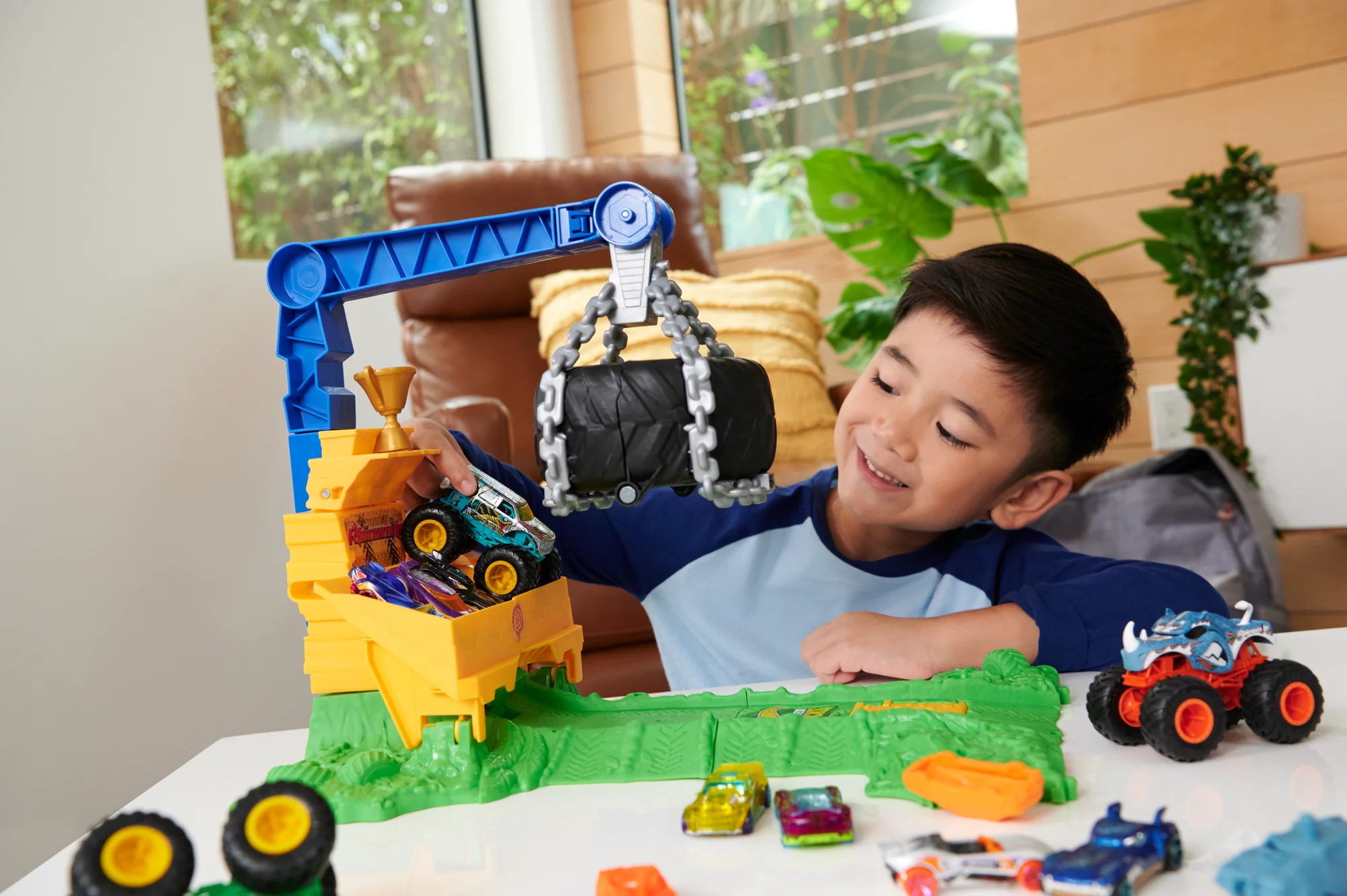 Hot Wheels Monster Trucks Sfida Demolizione Del Carico Rhinomite, Playset Con 1 Truck Giocattolo E 2 Macchinine Schiacciate - Image 2