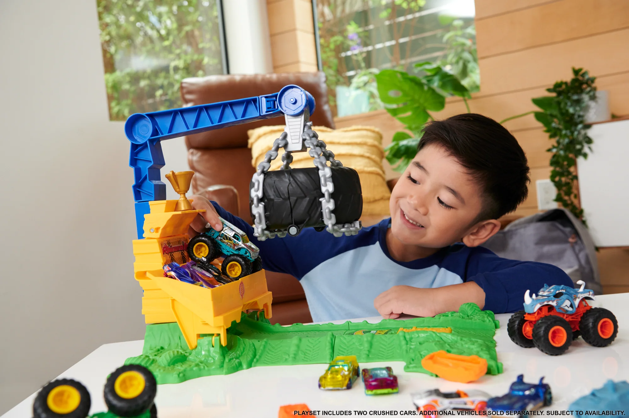 Hot Wheels Monster Trucks Rhinomite Chargin’ Challenge Playset With 1 Toy Truck & 2 Crushed Cars - Image 2