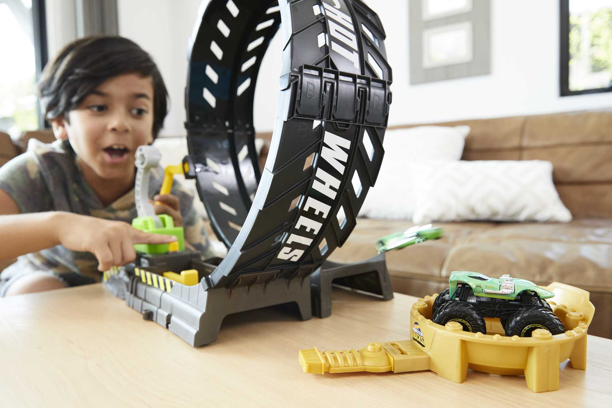Hot Wheels Monster Trucks Epic Loop Challenge Playset - Image 2