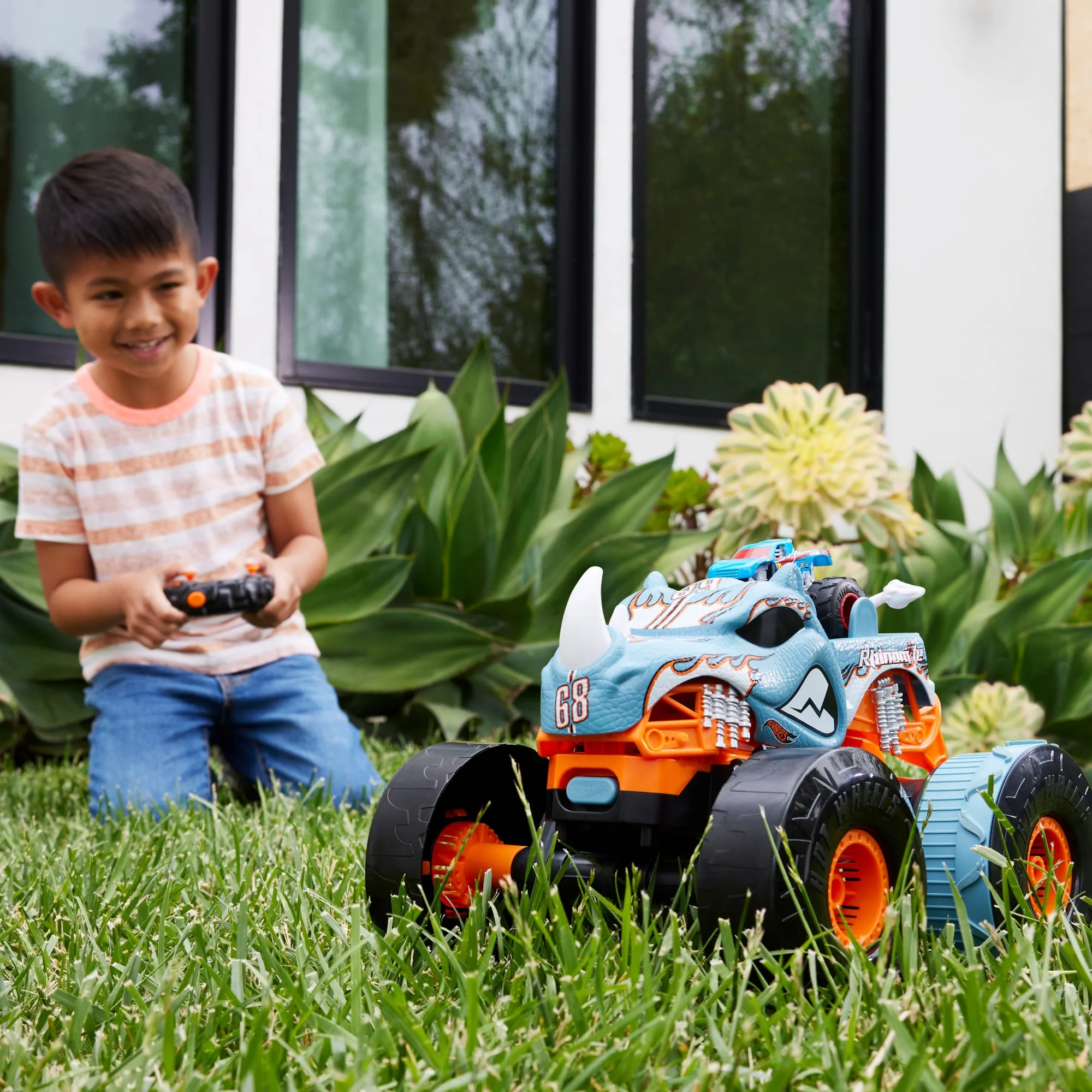 Hot Wheels Monster Trucks HW Transforming Rhinomite RC in 1:12 Scale with 1:64 Scale Toy Truck - Image 3