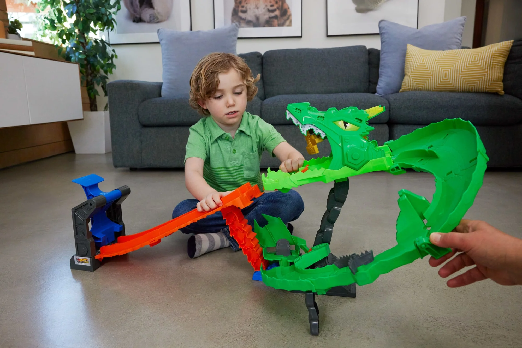 Hot Wheels Monster Trucks Köpek Balığı Ve Dinozor Korkunç Ejderhaya Karşı Oyun Seti Ve 2 Oyuncak Kamyon - Image 2