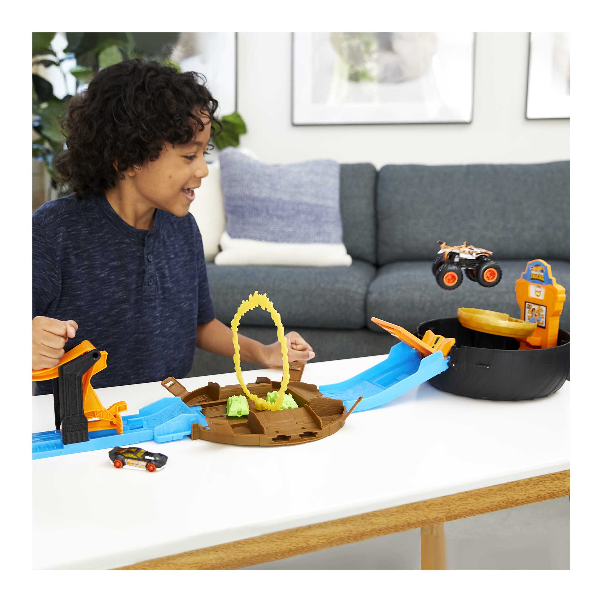 Hot Wheels Monster Trucks Stunt Tire Playset - Image 2