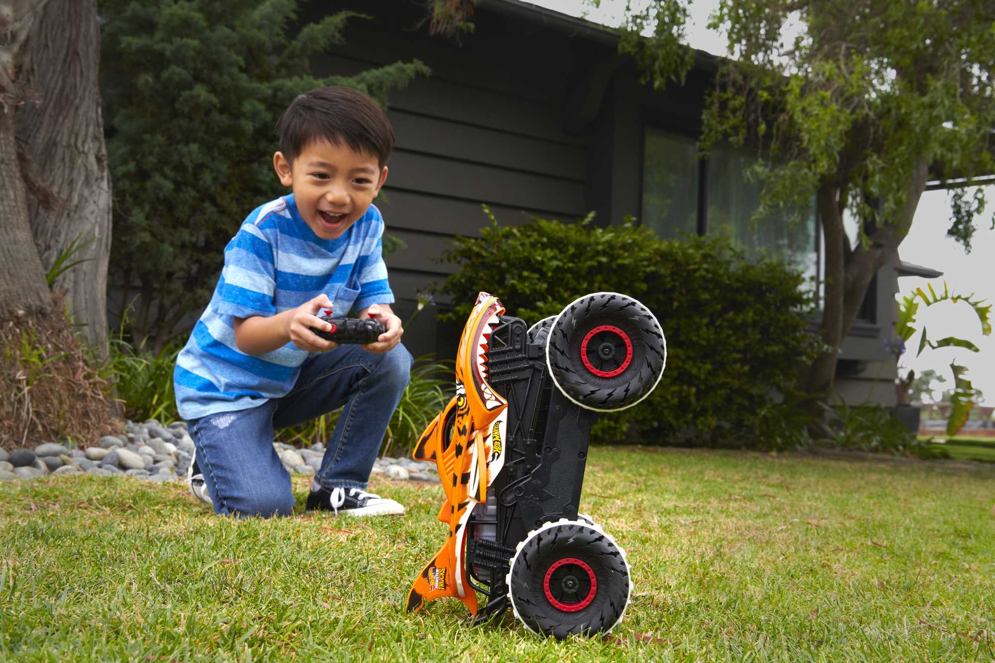 Hot Wheels – Monster Trucks Véhicule Radiocommandé L’Inarrêtable Tiger Shark - Image 2