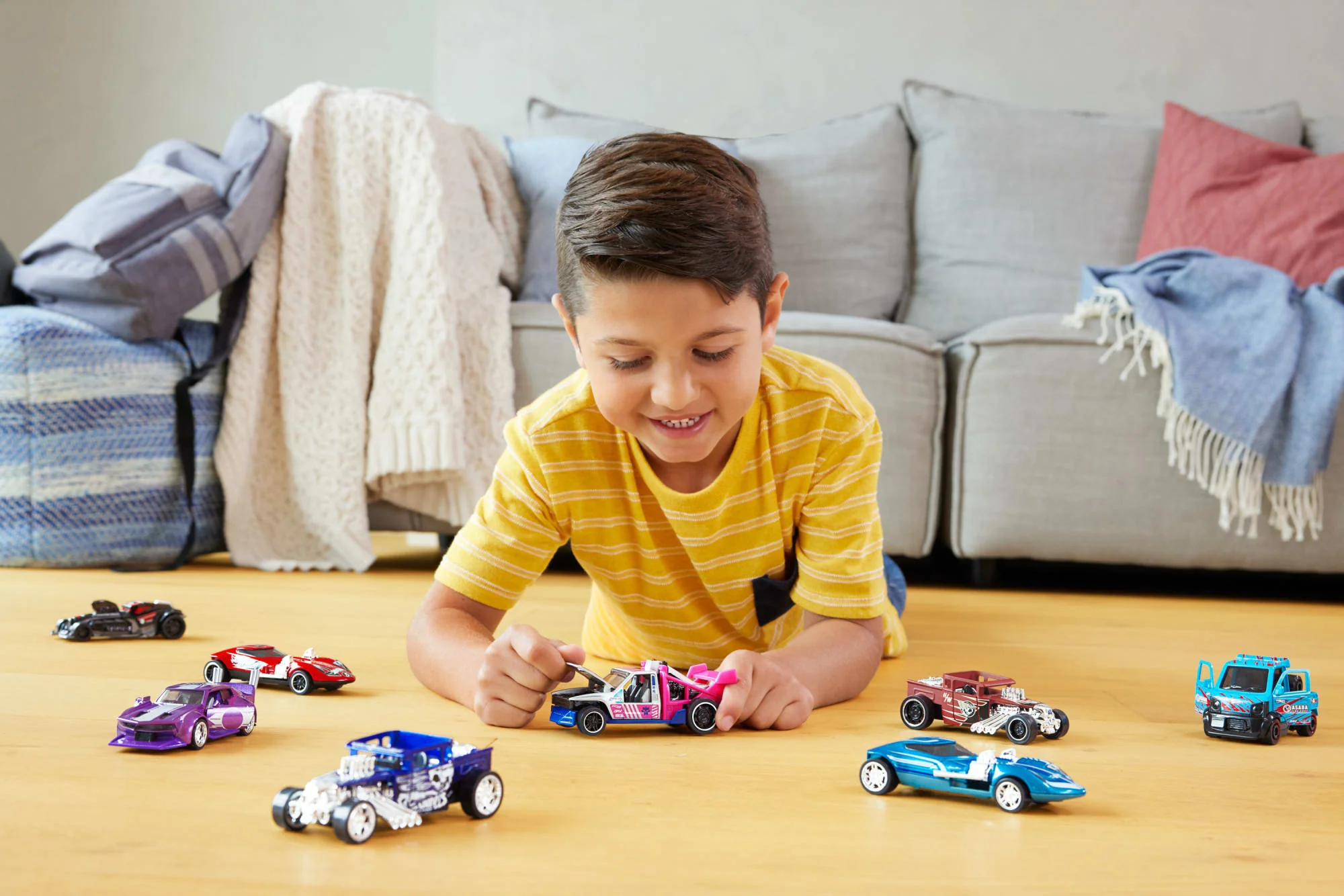 Hot Wheels Pull-Back Speeders 2 Toy Cars In 1:43 Scale, Pull Cars Backward & Release To Race - Image 6