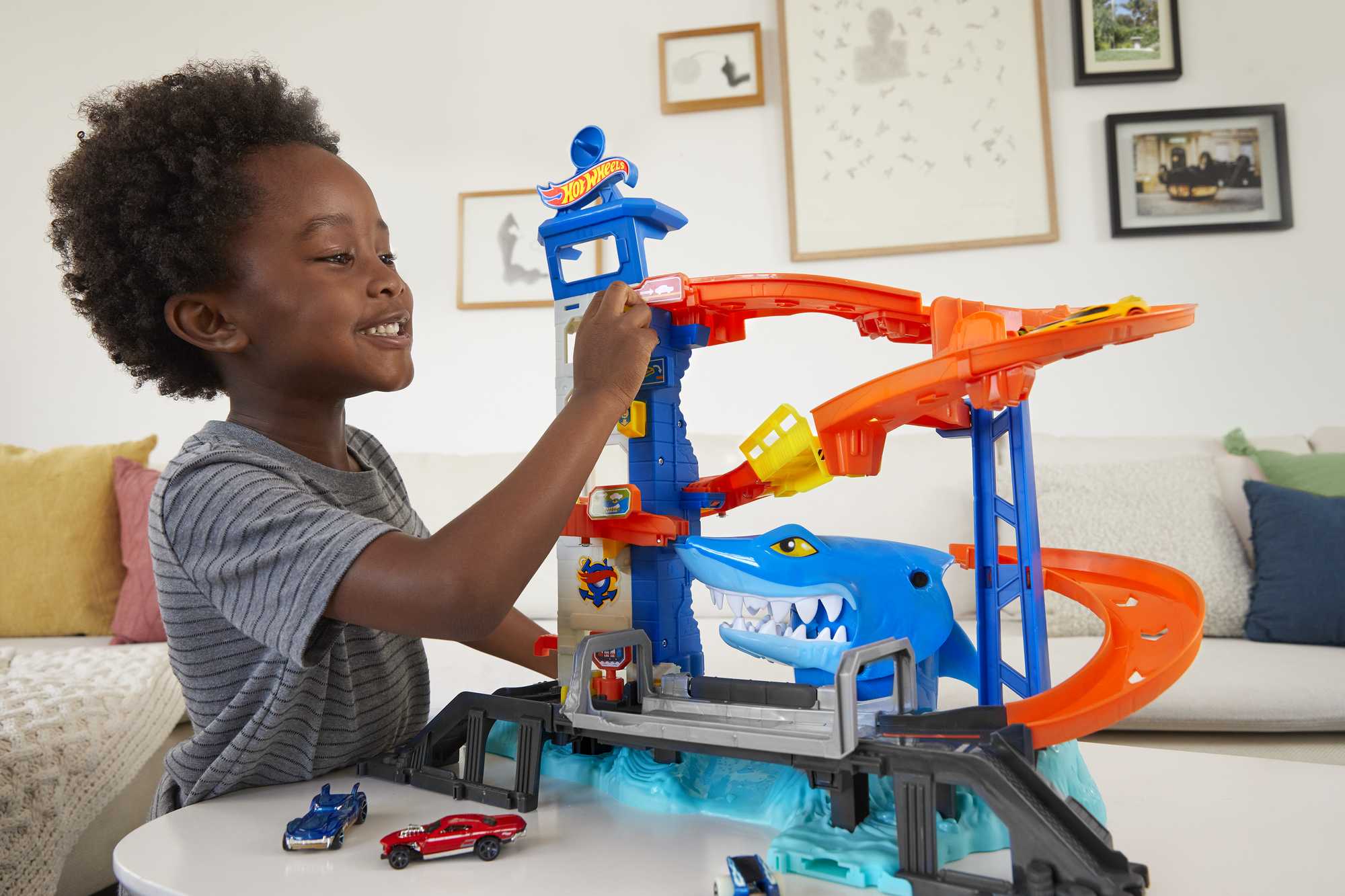 Hot Wheels® City Miejski port - Atak rekina Zestaw - Image 2