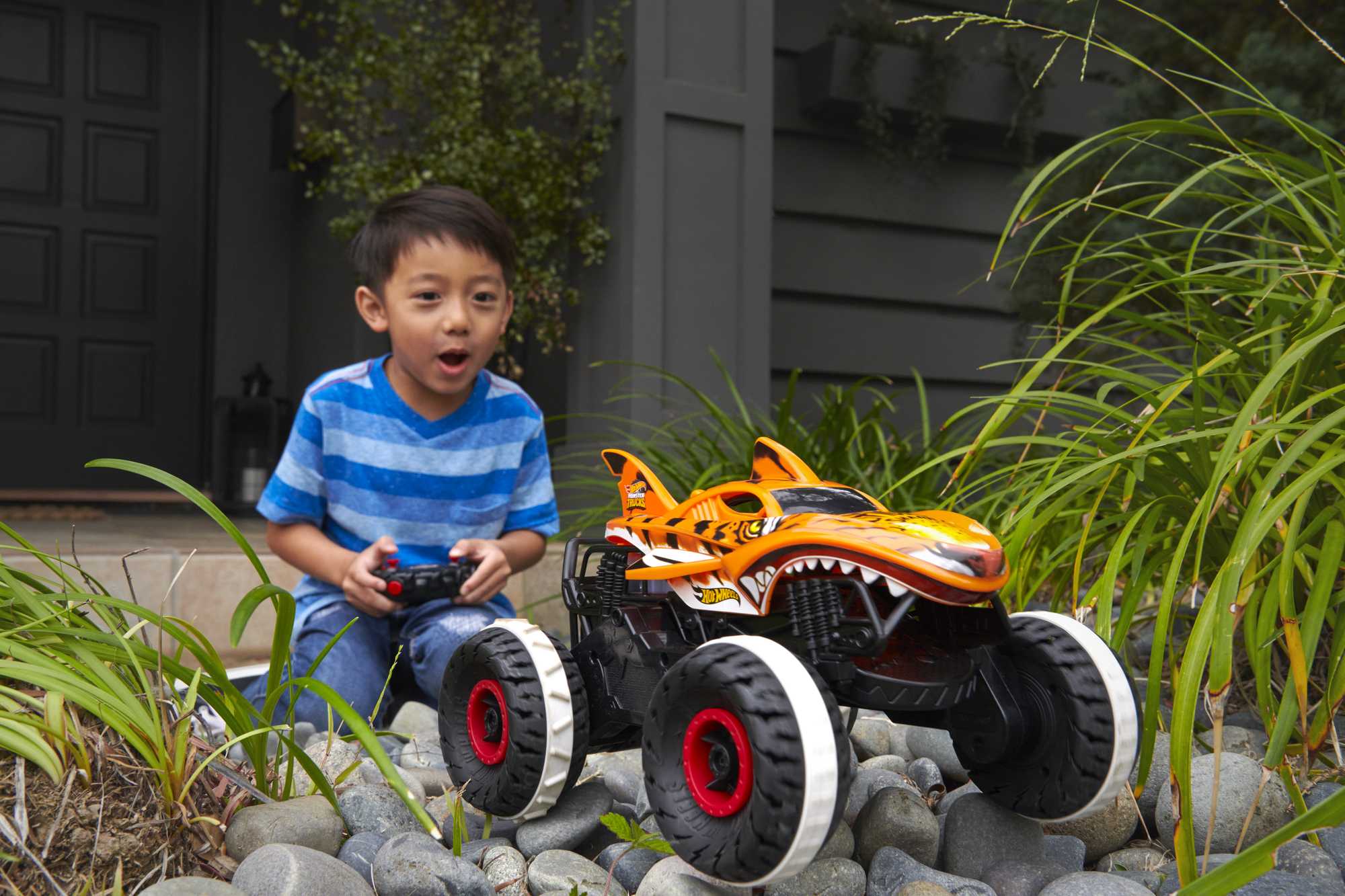 Hot Wheels® Monster Trucks R/C Niepowstrzymany Tiger Shark 1:15 Terenowy pojazd zdalnie sterowany - Image 2