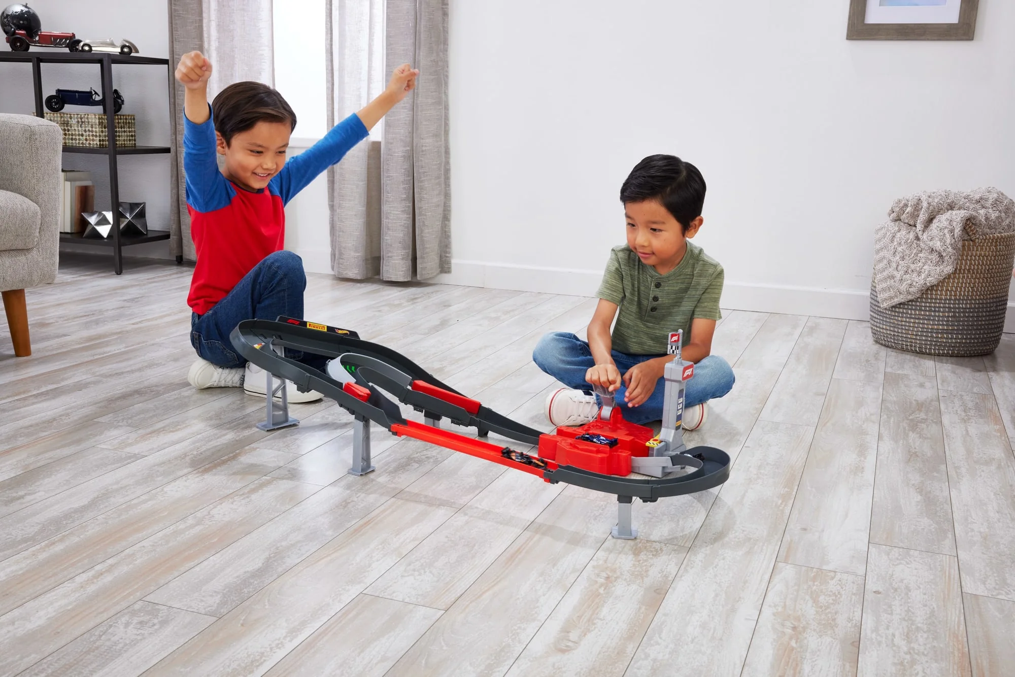 Hot Wheels Racing Formula 1 Πίστα Με 3 Μεταλλικά Αυτοκινητάκια Κλίμακας 1:64 - Image 2